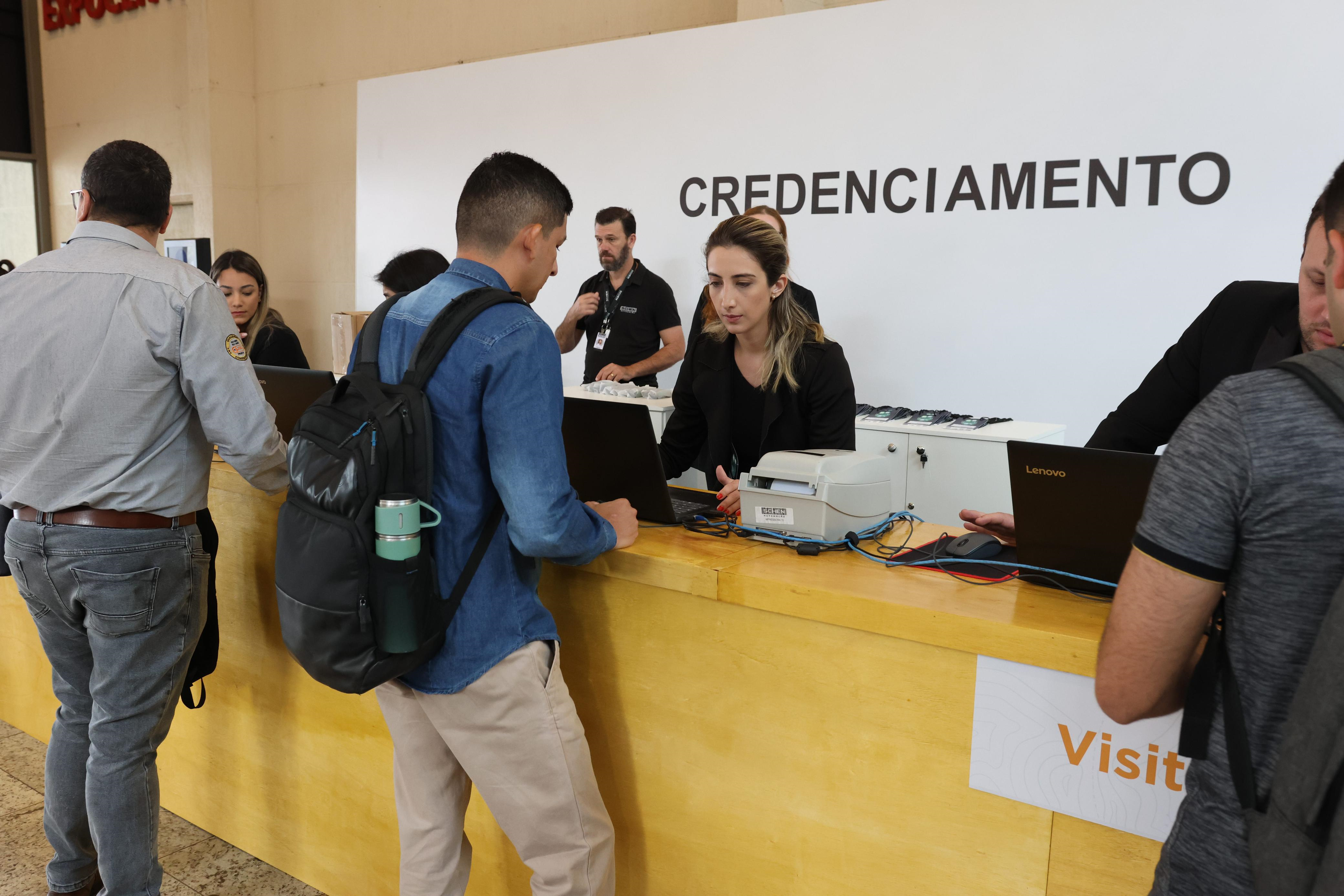 Primeiro dia do 25º Encontro Nacional de Conservação Rodoviária (Enacor) e 48ª Reunião Anual de Pavimentação (RAPv) em Foz do Iguaçu