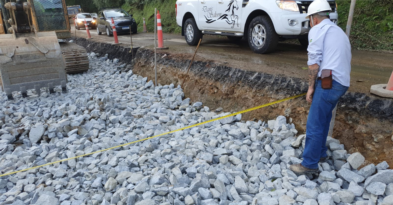 Km 7 da Estrada da Graciosa com serviços em andamento
