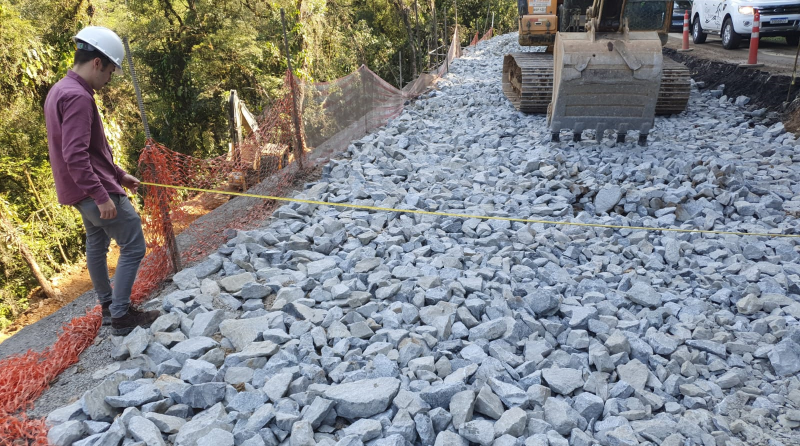 Km 7 da Estrada da Graciosa com serviços em andamento