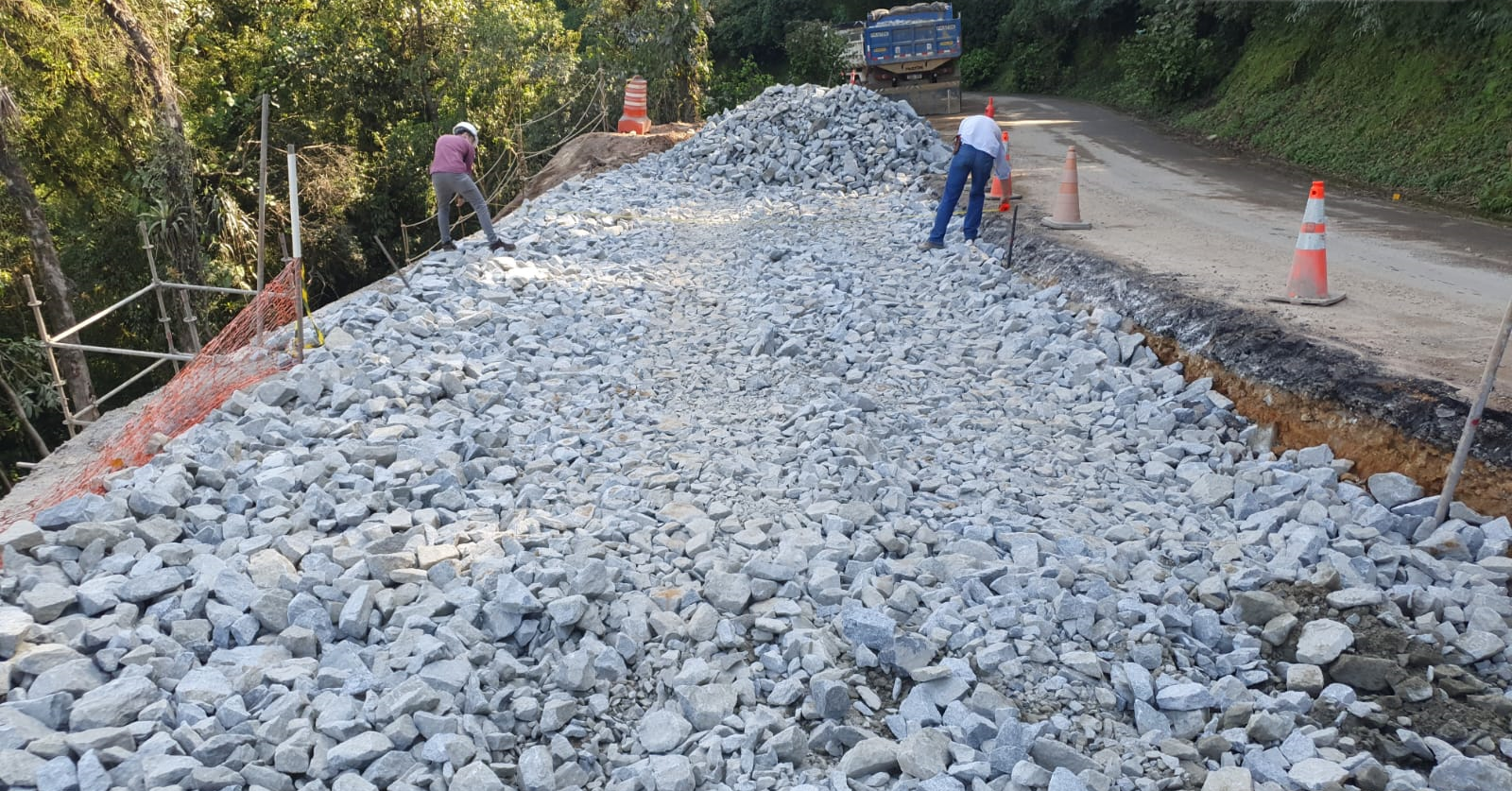Km 7 da Estrada da Graciosa com serviços em andamento