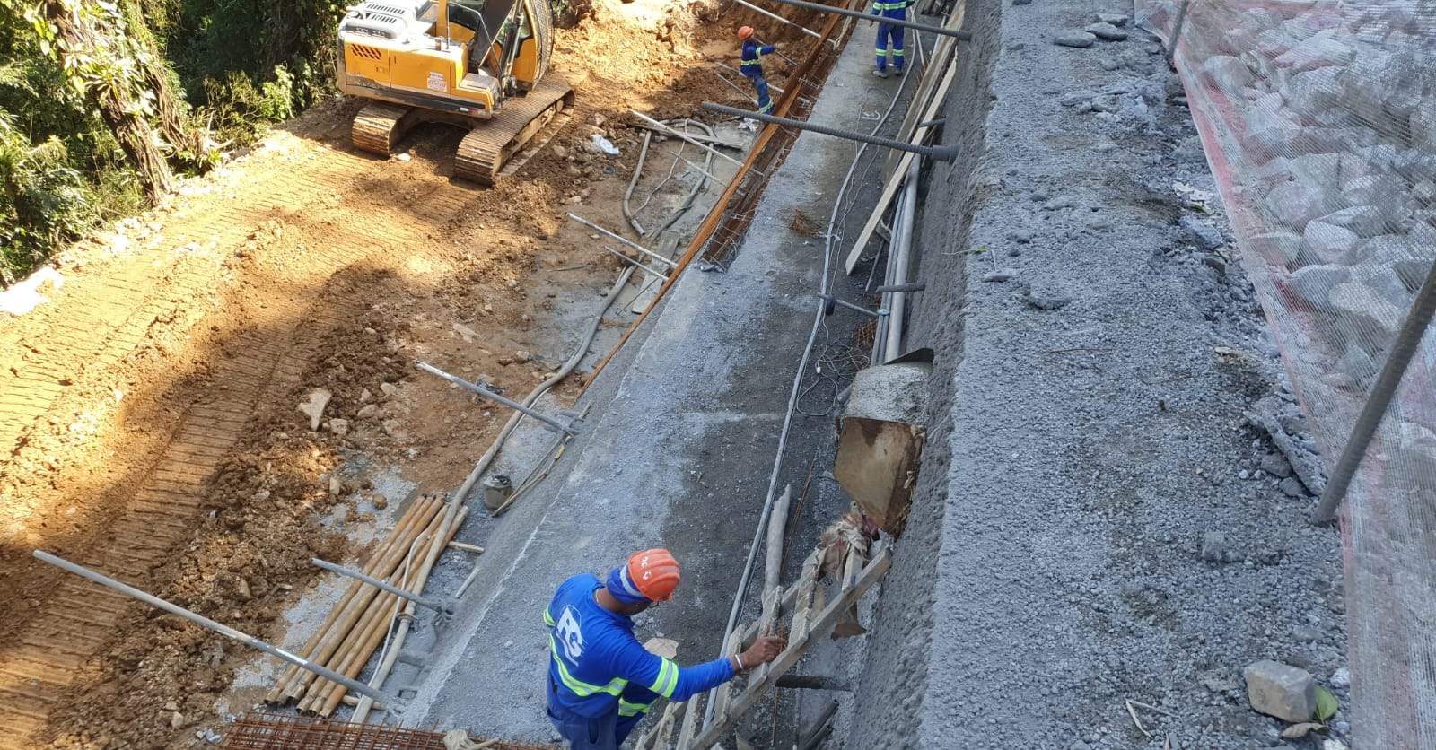 Km 7 da Estrada da Graciosa com serviços em andamento