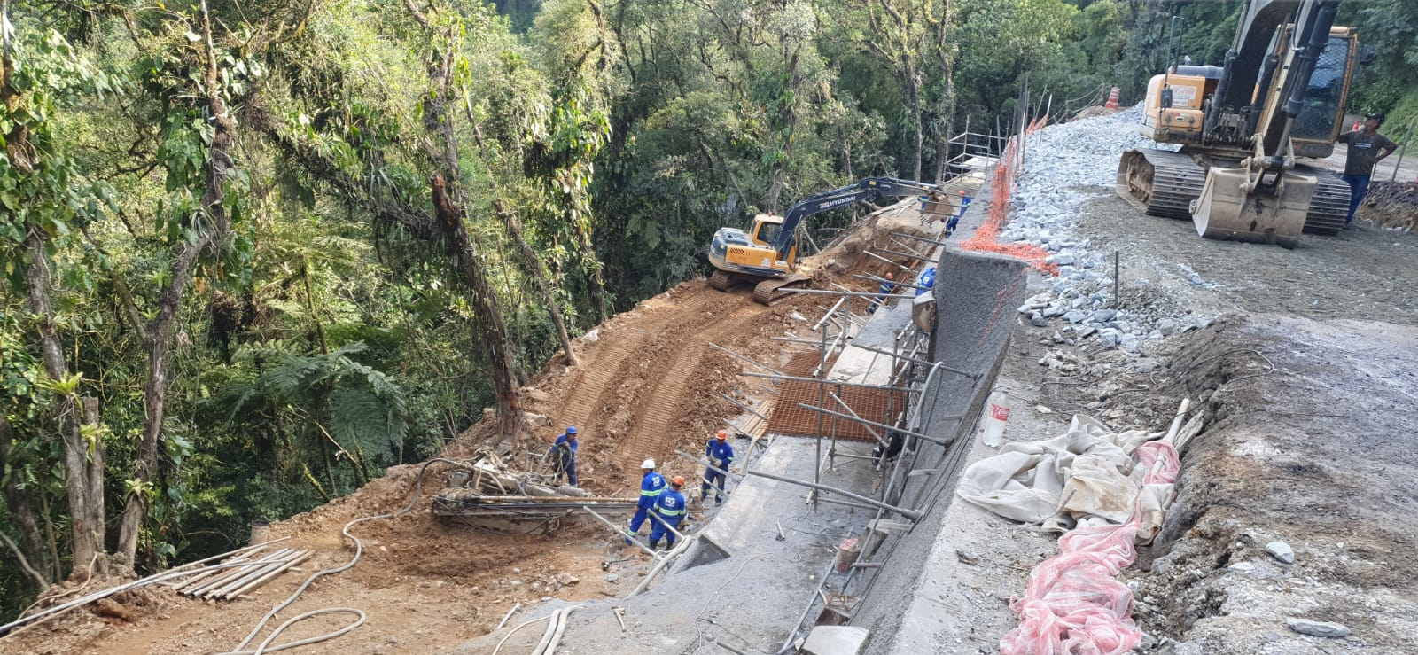 Km 7 da Estrada da Graciosa com serviços em andamento