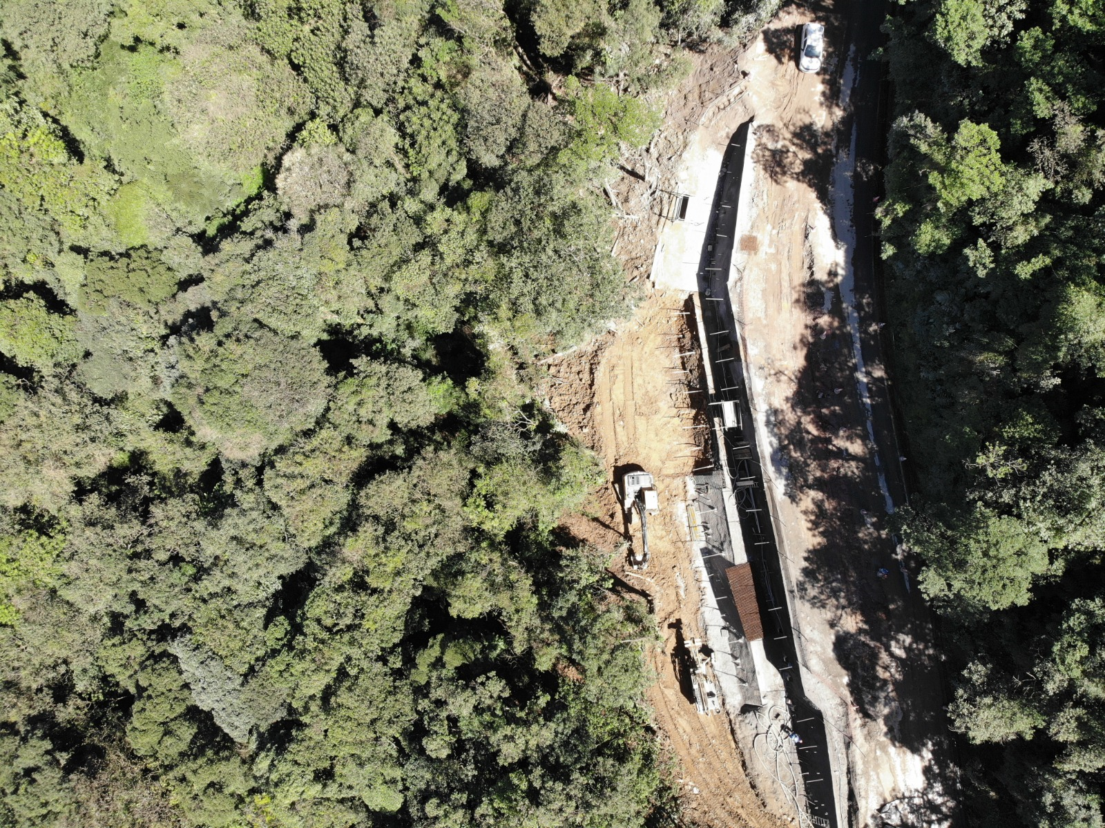 Km 7 da Estrada da Graciosa com serviços em andamento