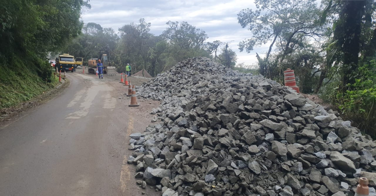Km 7 da Estrada da Graciosa com serviços em andamento