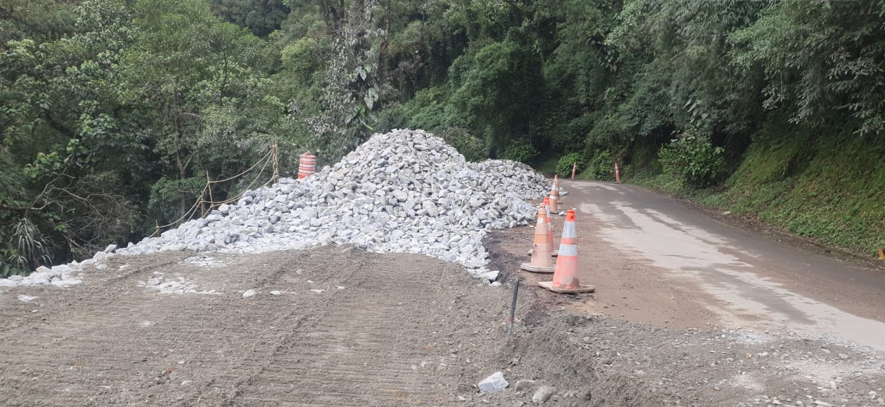 Km 7 da Estrada da Graciosa com serviços em andamento