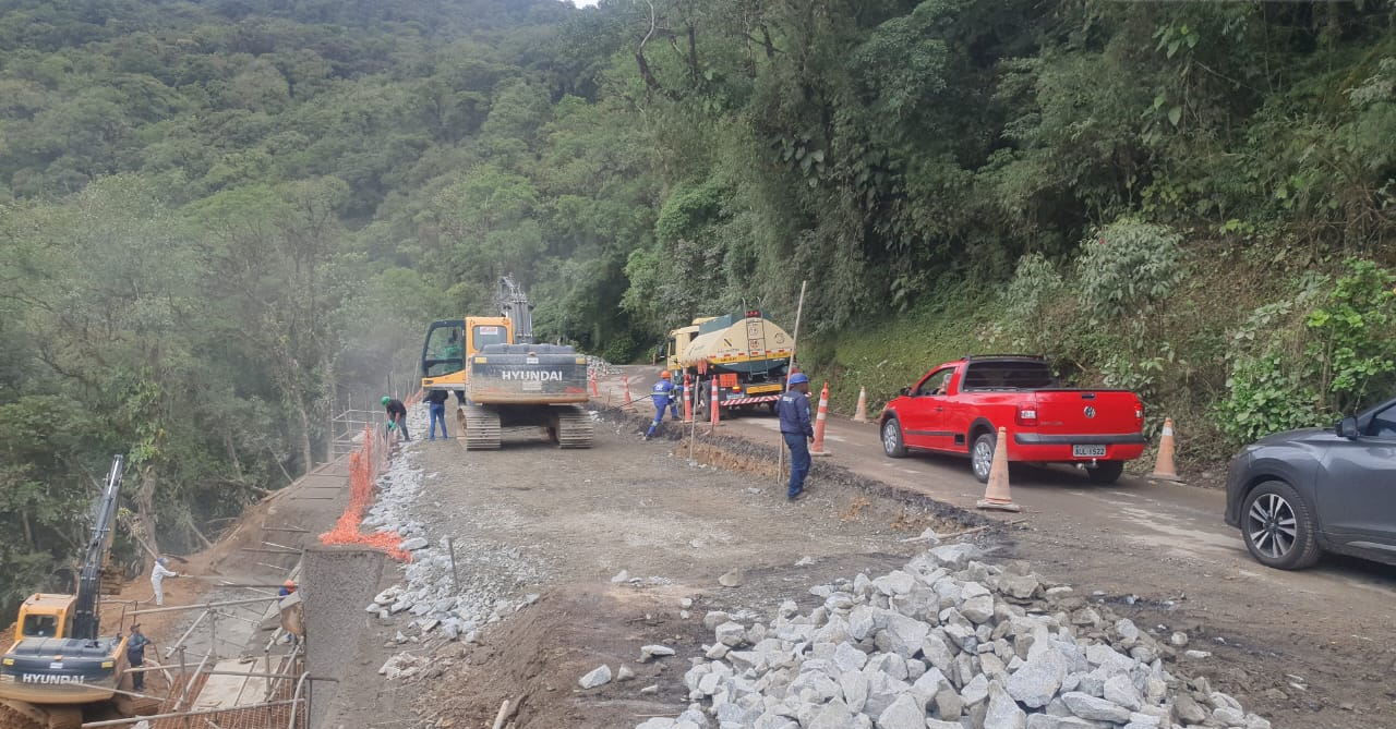 Km 7 da Estrada da Graciosa com serviços em andamento