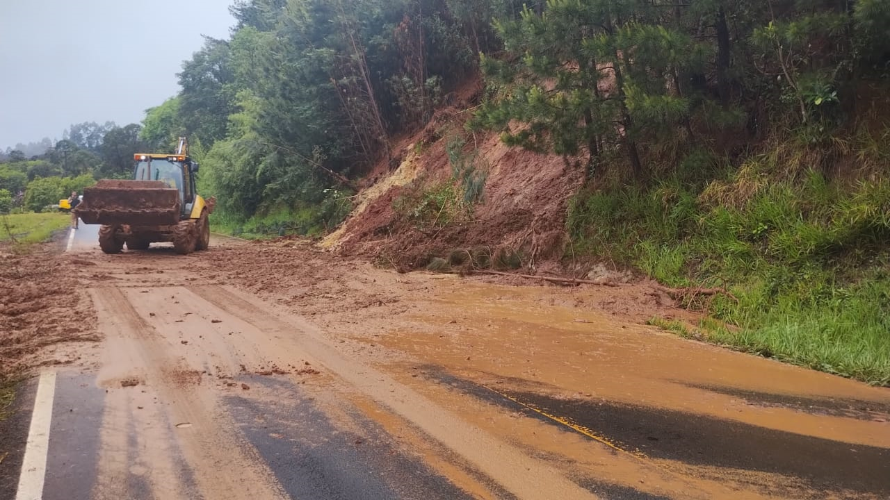 Limpeza de pista após escorregamento de materiais