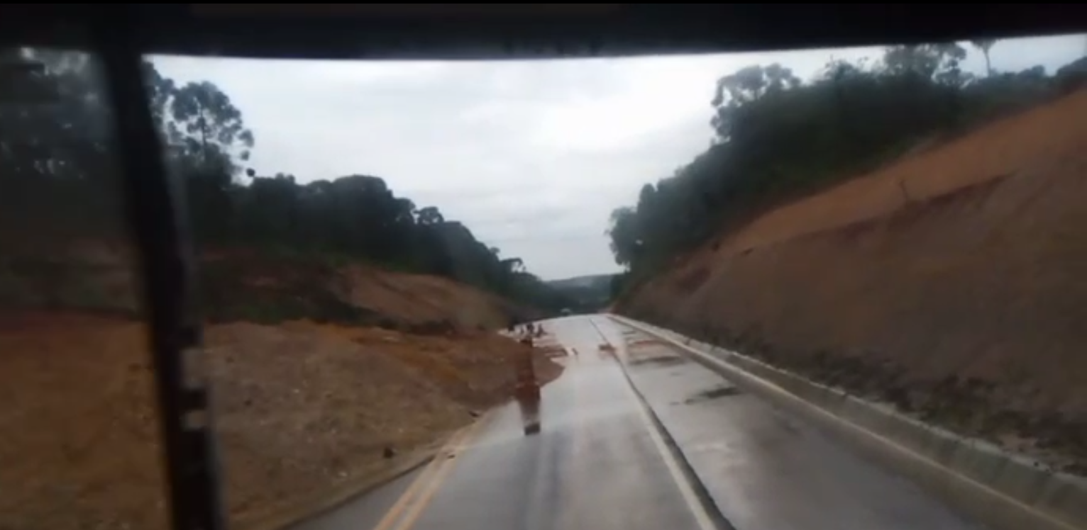 Queda de barreira na PR-364 entre Irati e São Mateus do Sul