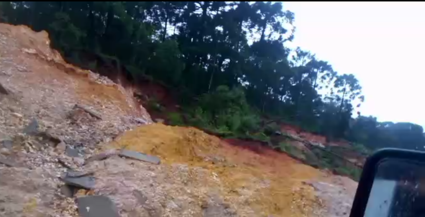 Queda de barreira na PR-364 entre Irati e São Mateus do Sul