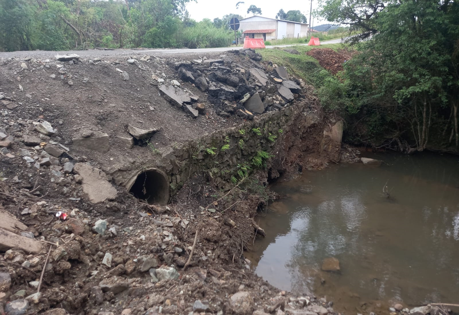 Trecho da PR-364 que vai receber o novo bueiro em PEAD