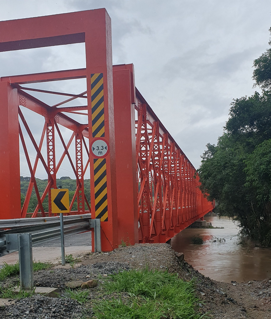 Ponte metálica na PR-427 entre a Lapa e Campo do Tenente