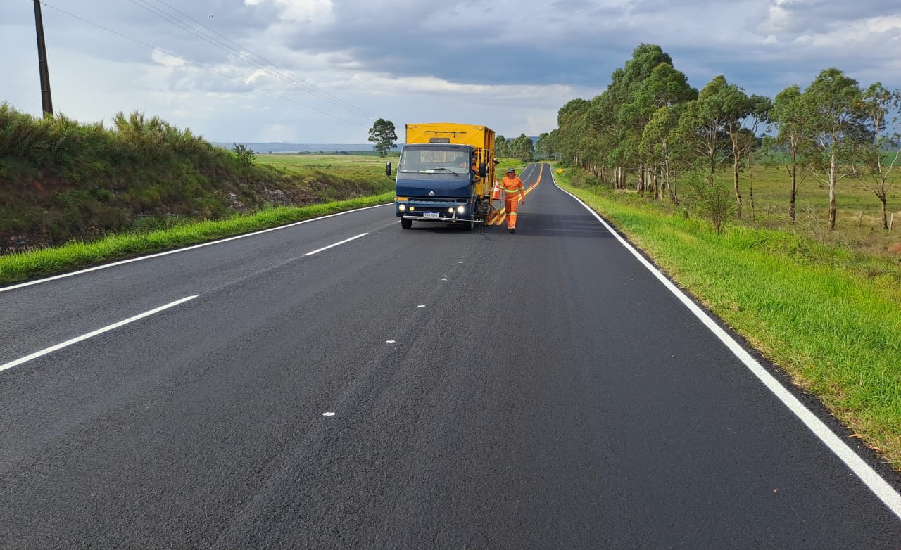 PR-090 em Piraí do Sul, serviços de sinalização após microrrevestimento