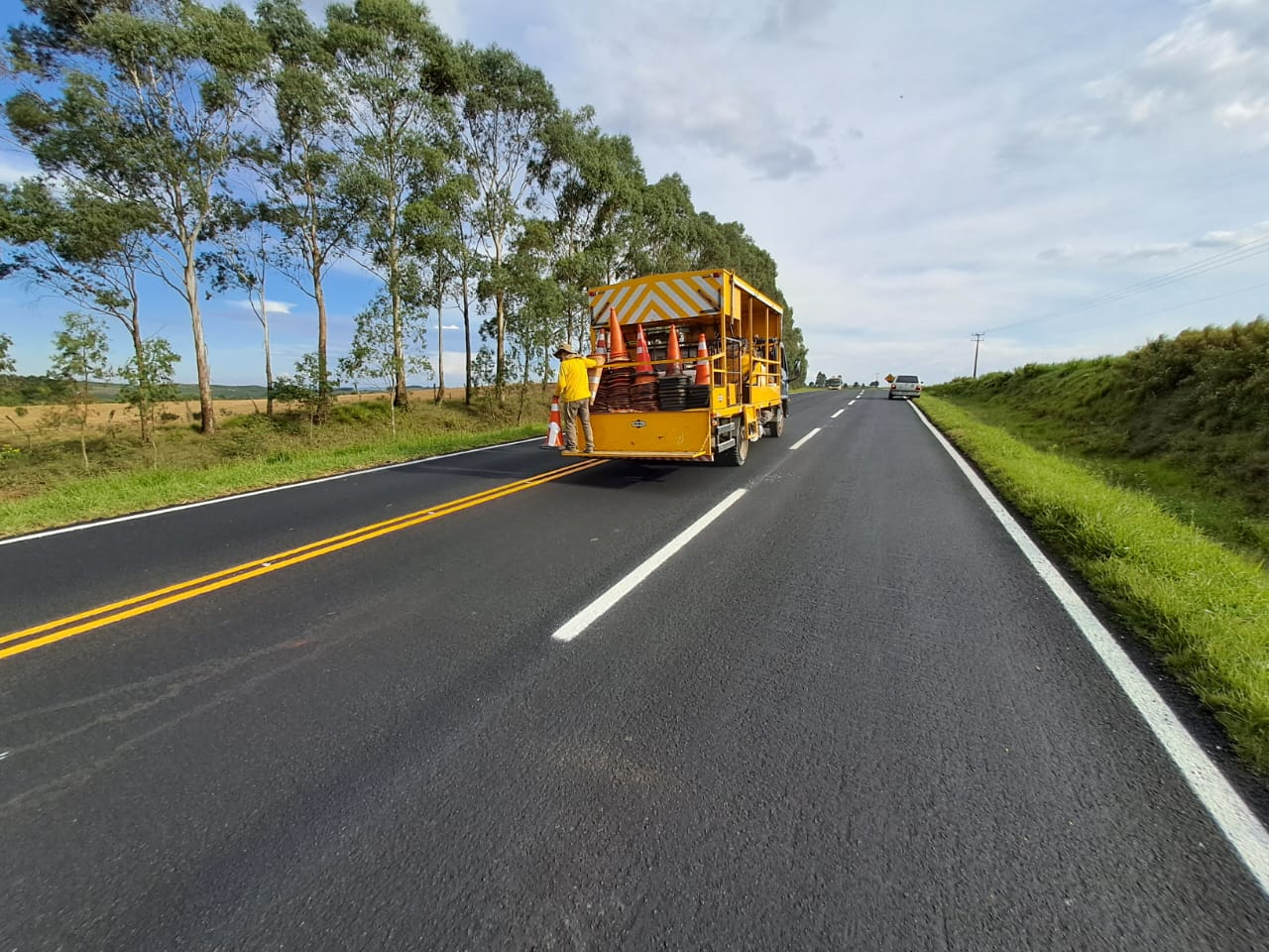 PR-090 em Piraí do Sul, serviços de sinalização após microrrevestimento