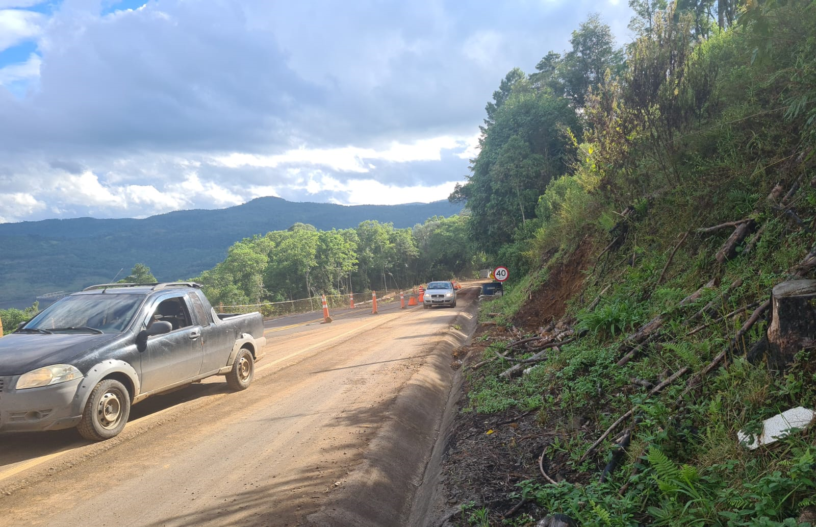 PR-170 em Pinhão, na Curva da Ferradura, travessia pelo acostamento