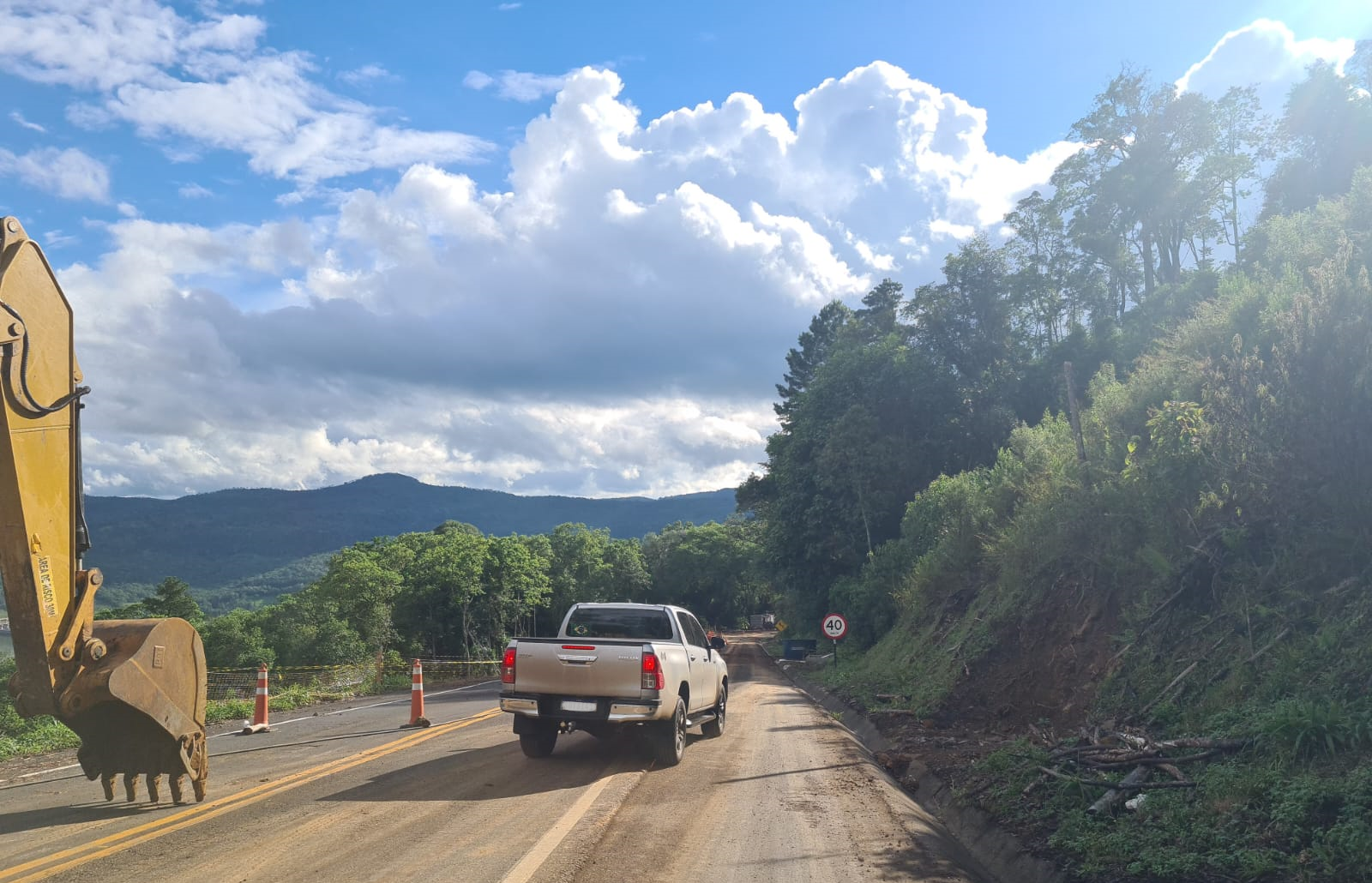 PR-170 em Pinhão, na Curva da Ferradura, travessia pelo acostamento