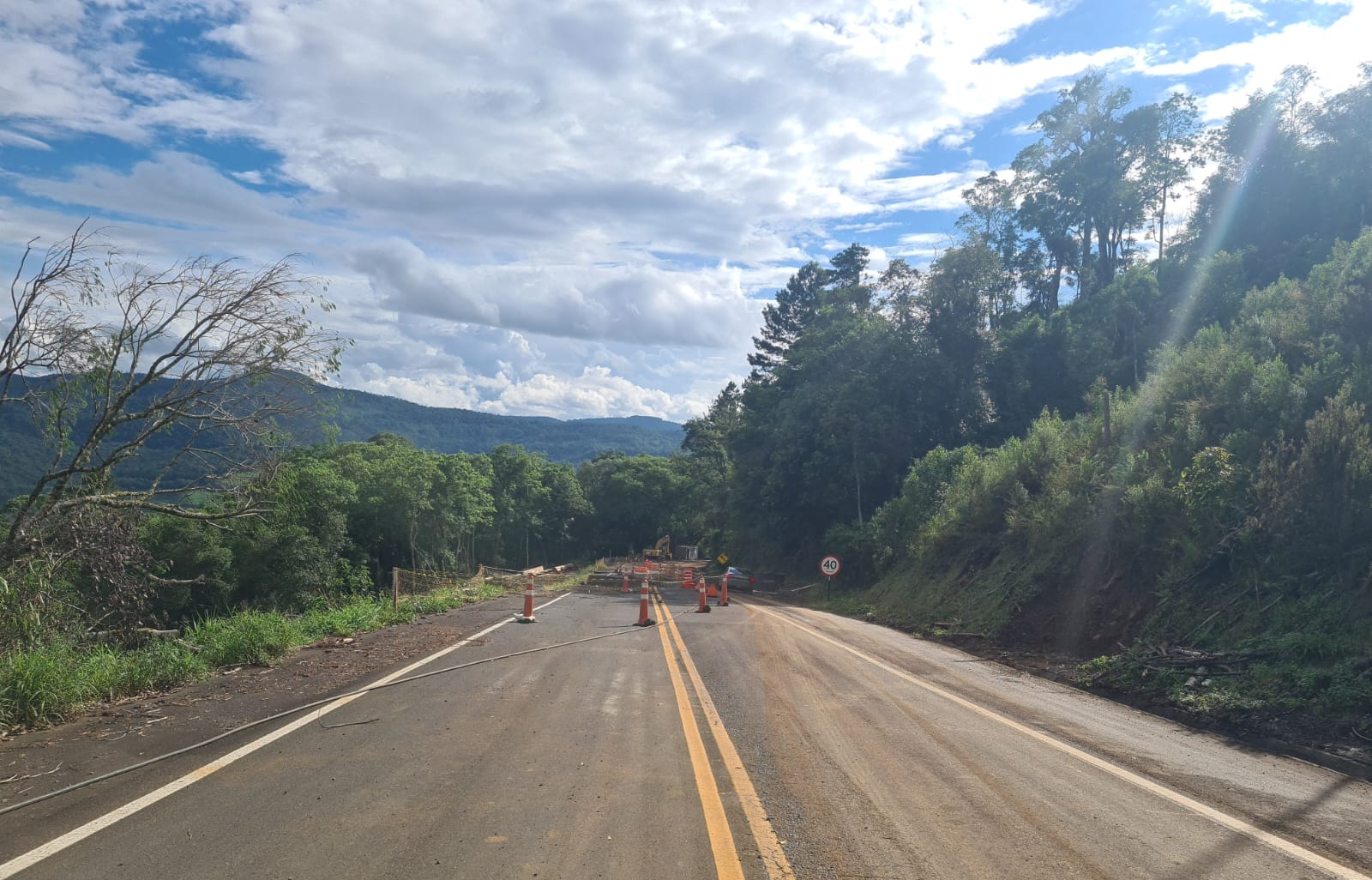 PR-170 em Pinhão, na Curva da Ferradura, travessia pelo acostamento