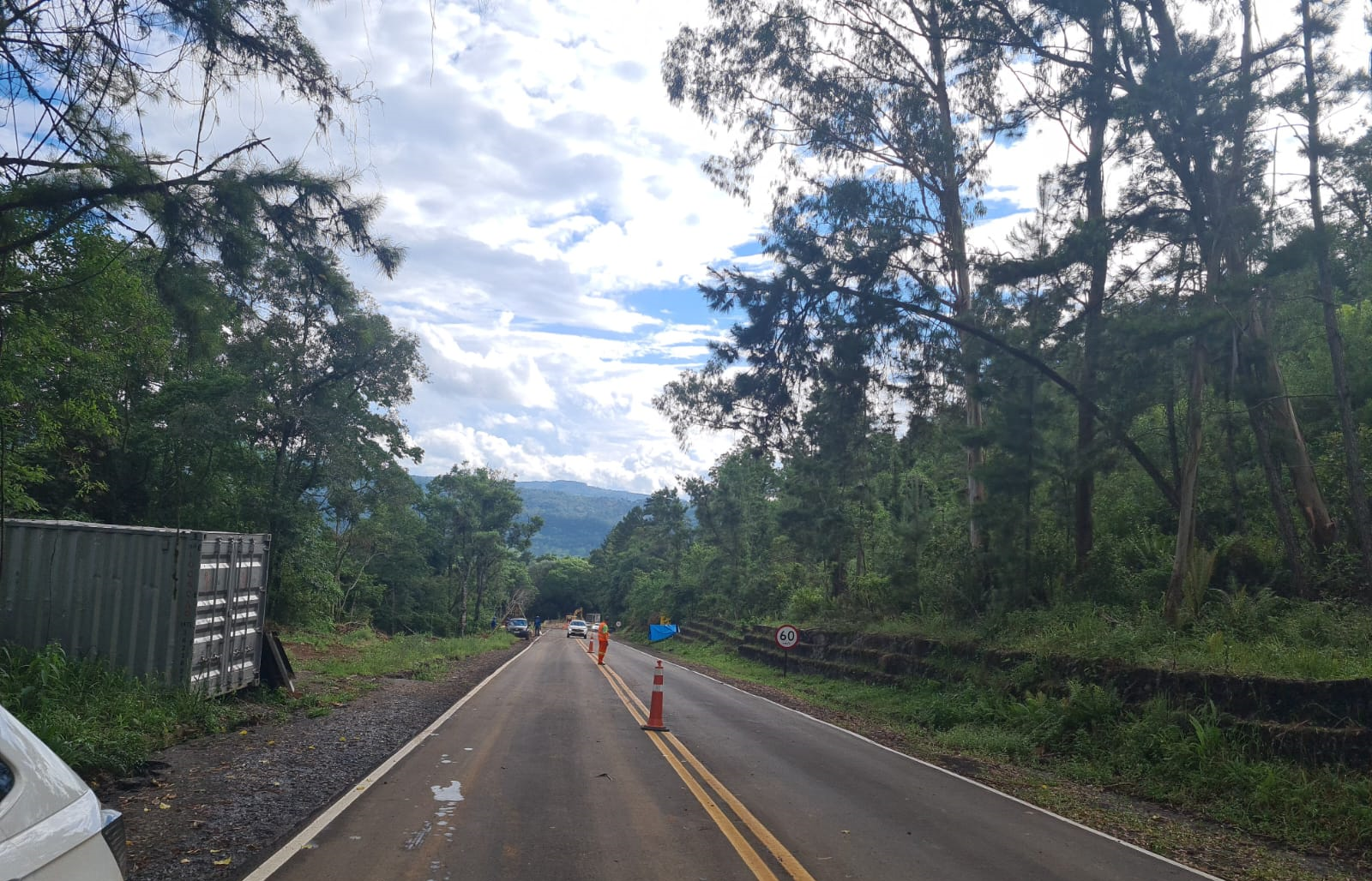 PR-170 em Pinhão, na Curva da Ferradura, travessia pelo acostamento