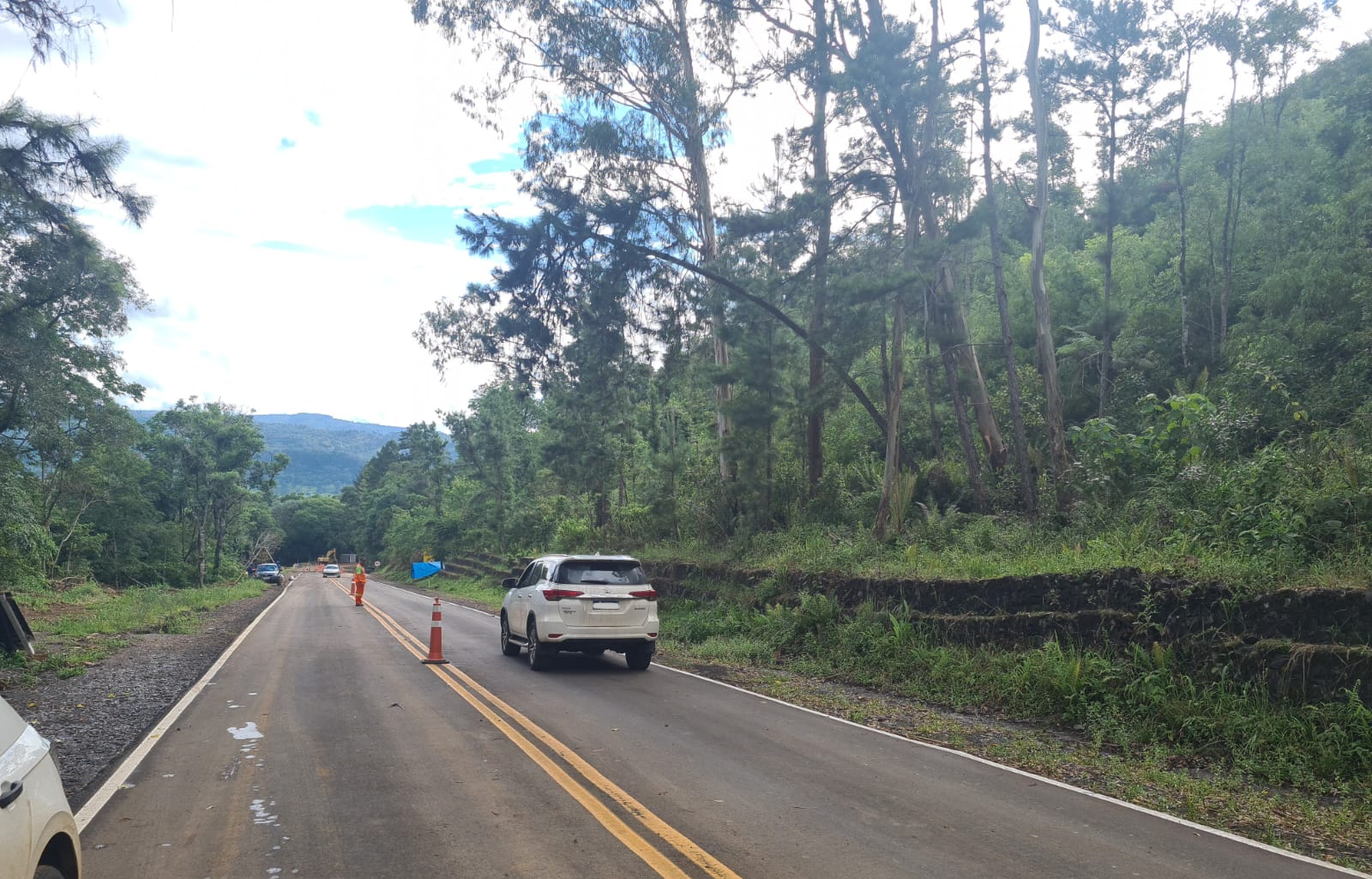 PR-170 em Pinhão, na Curva da Ferradura, travessia pelo acostamento
