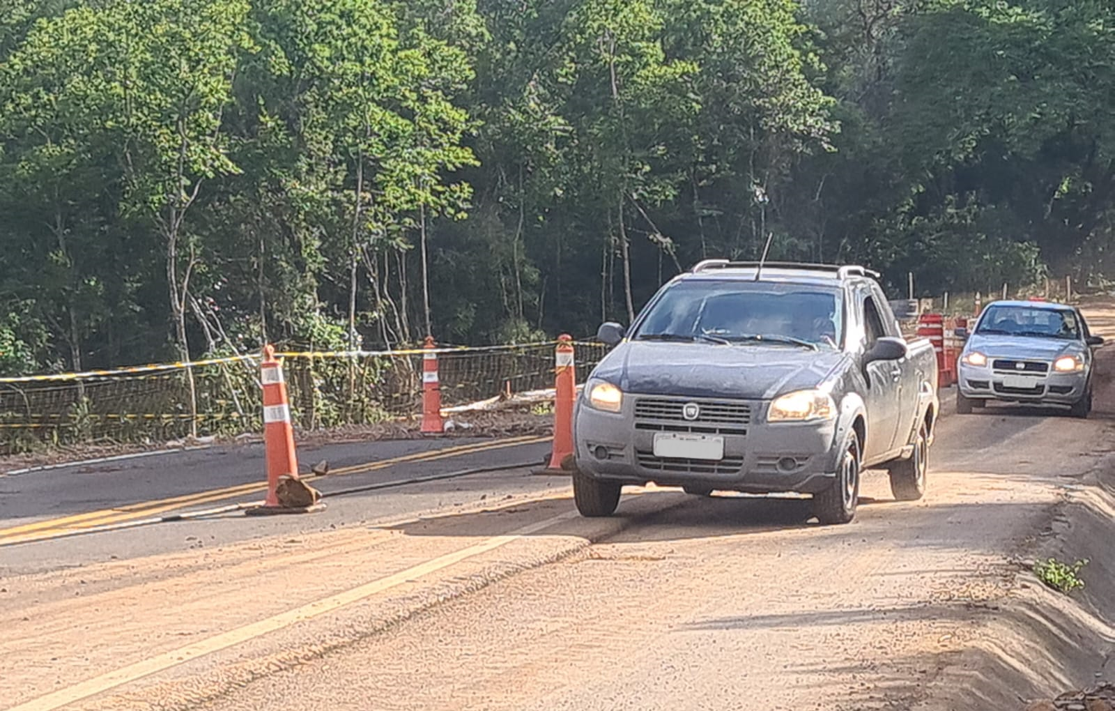 PR-170 em Pinhão, na Curva da Ferradura, travessia pelo acostamento