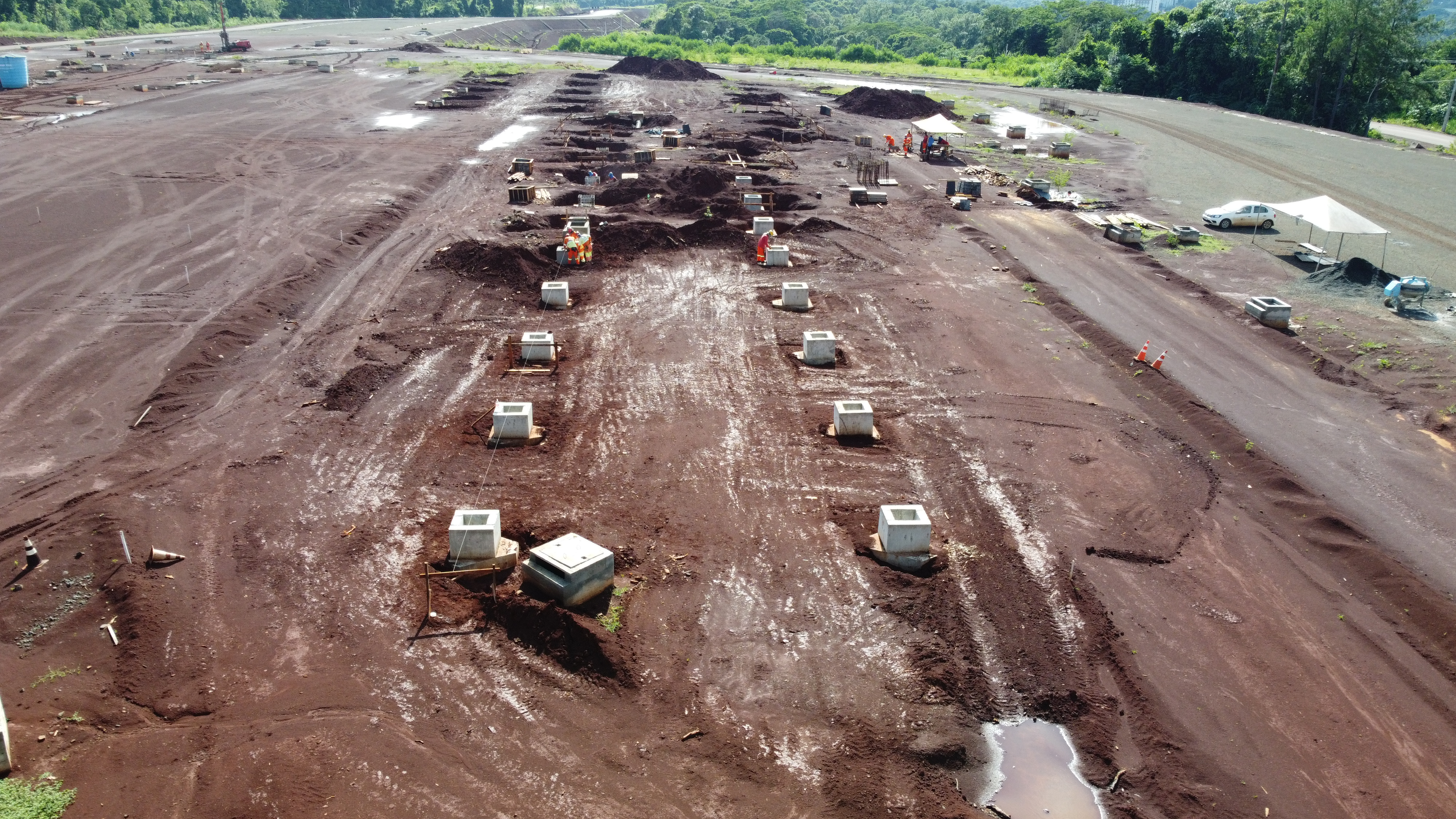 Blocos de fundação em execução da aduana Brasil - Paraguai