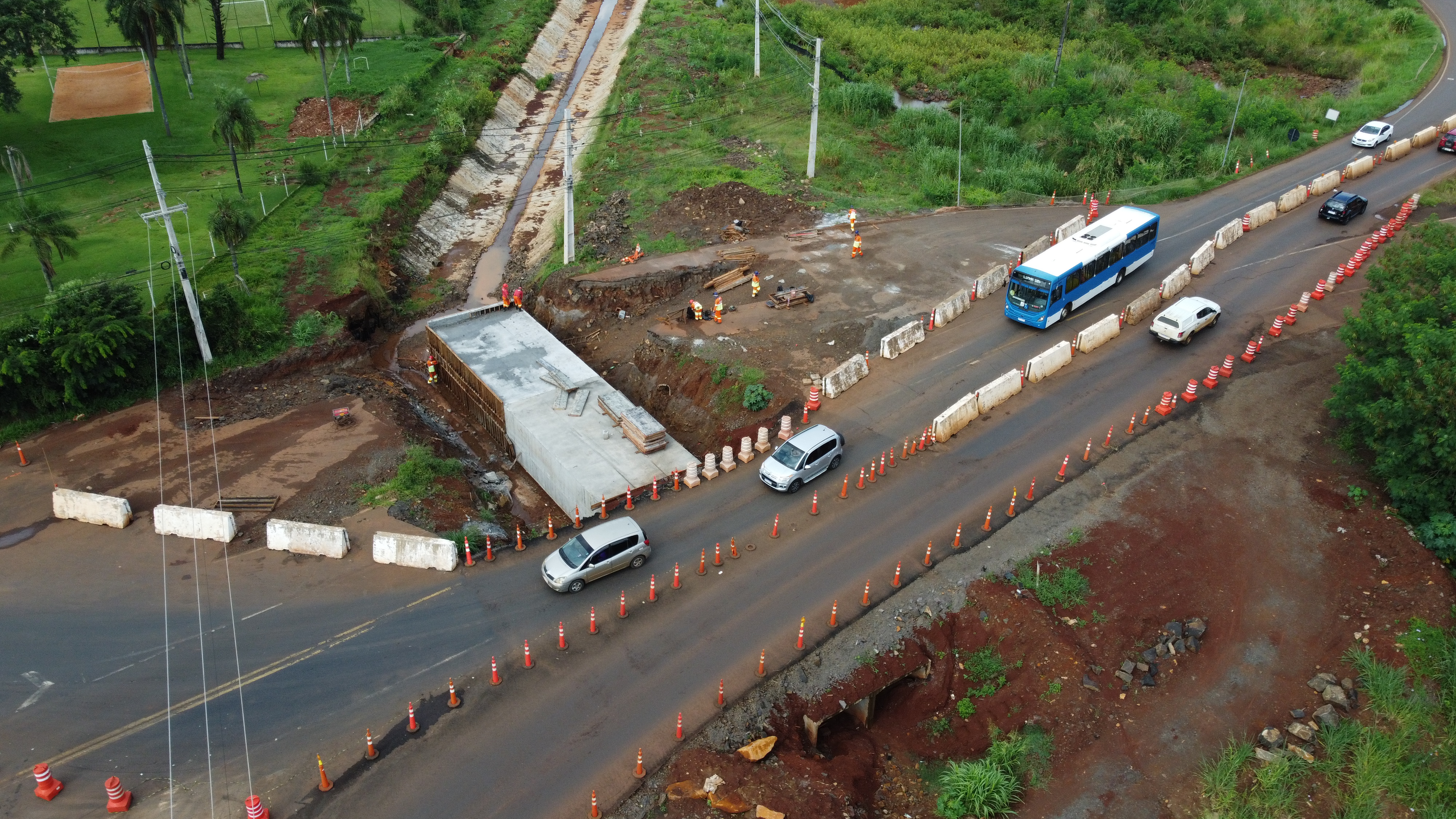 Galeria dupla em execução no cruzamento com a BR-469