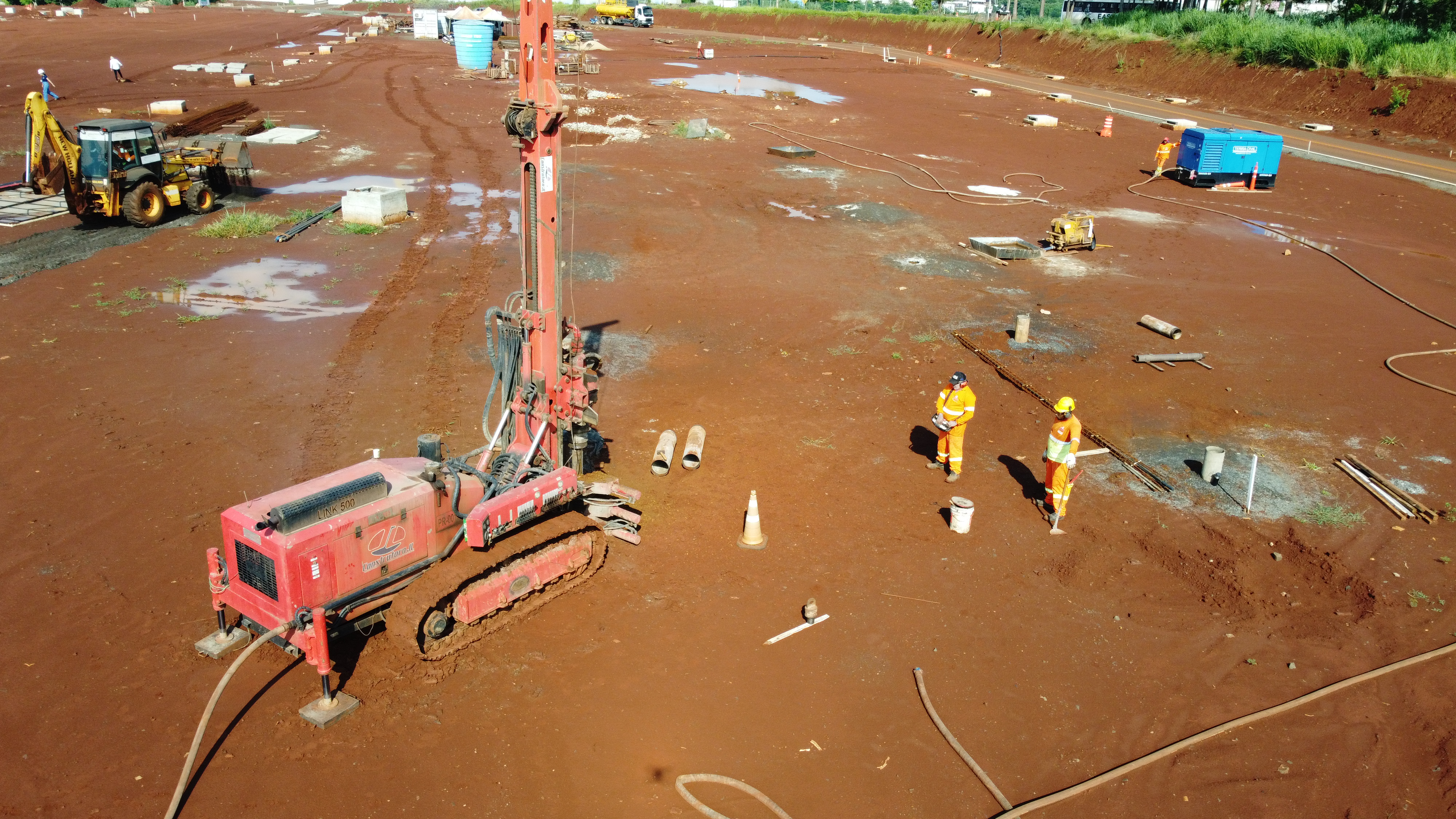 Perfuração de estacas-raiz na aduana Brasil - Paraguai
