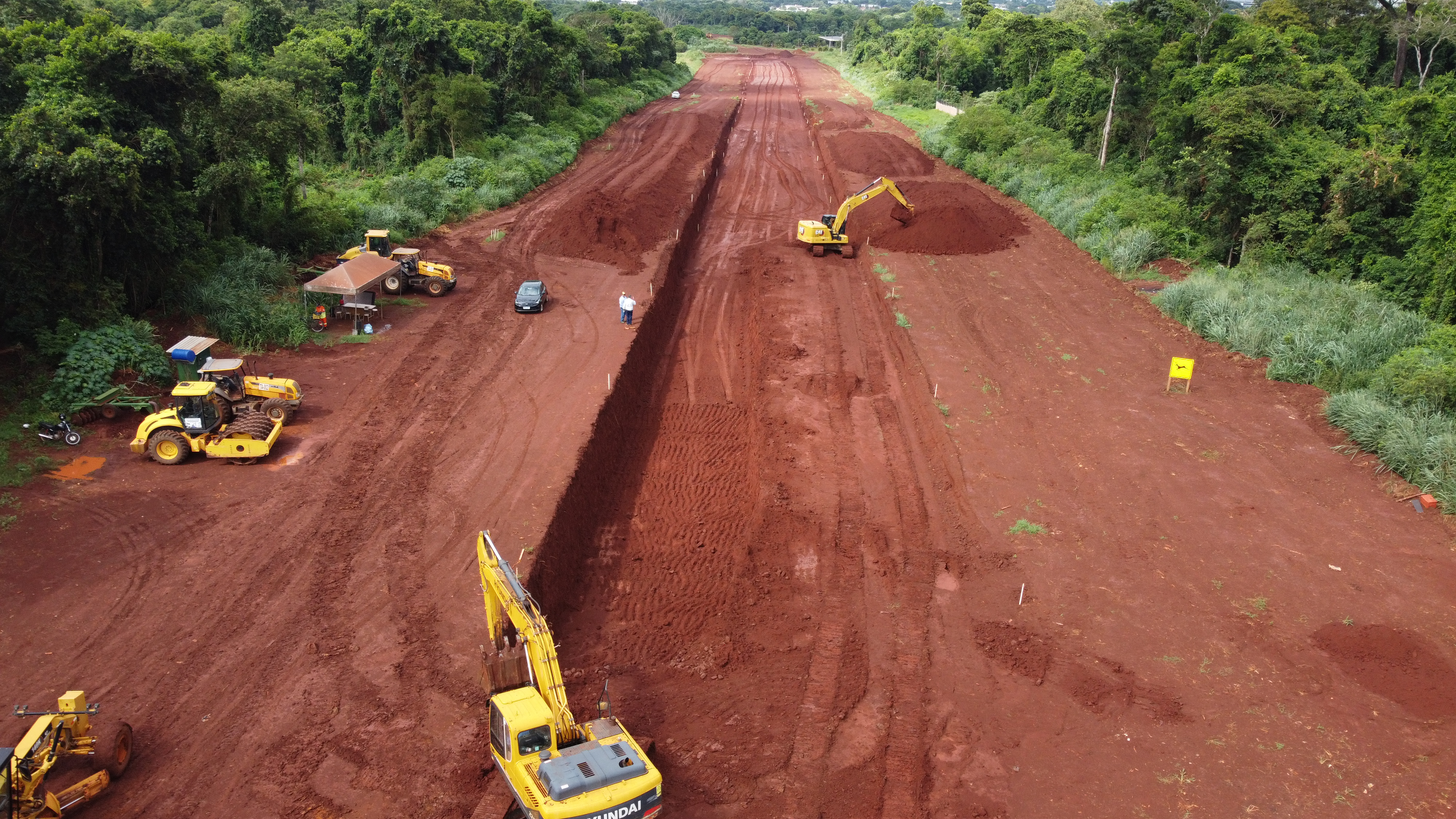 Serviços de terraplenagem na linha geral entre as ruas Carlos Urnau e Francisco Fogaça