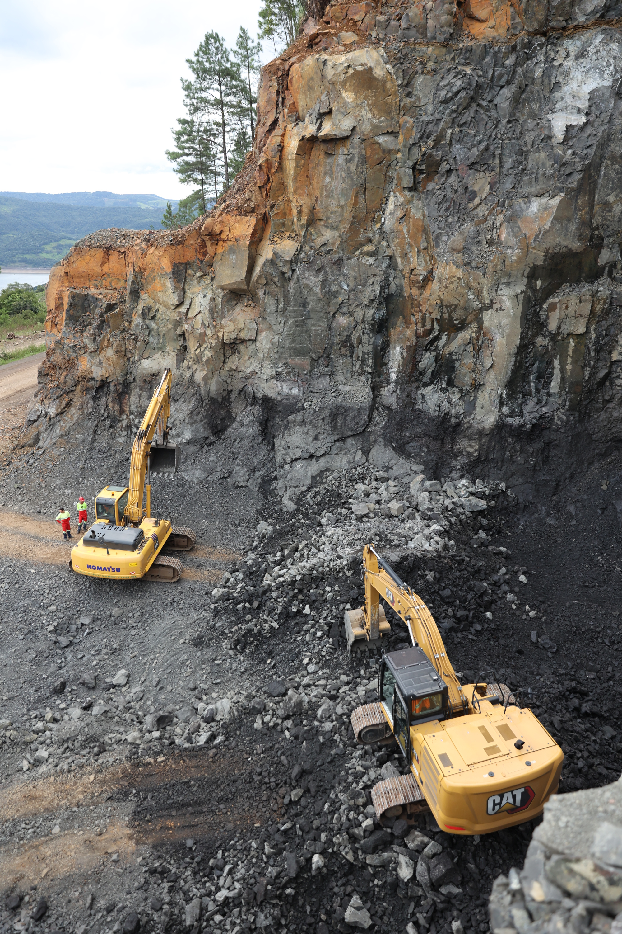 PR 170 em Pinhão - local de detonação e escavação de rochas