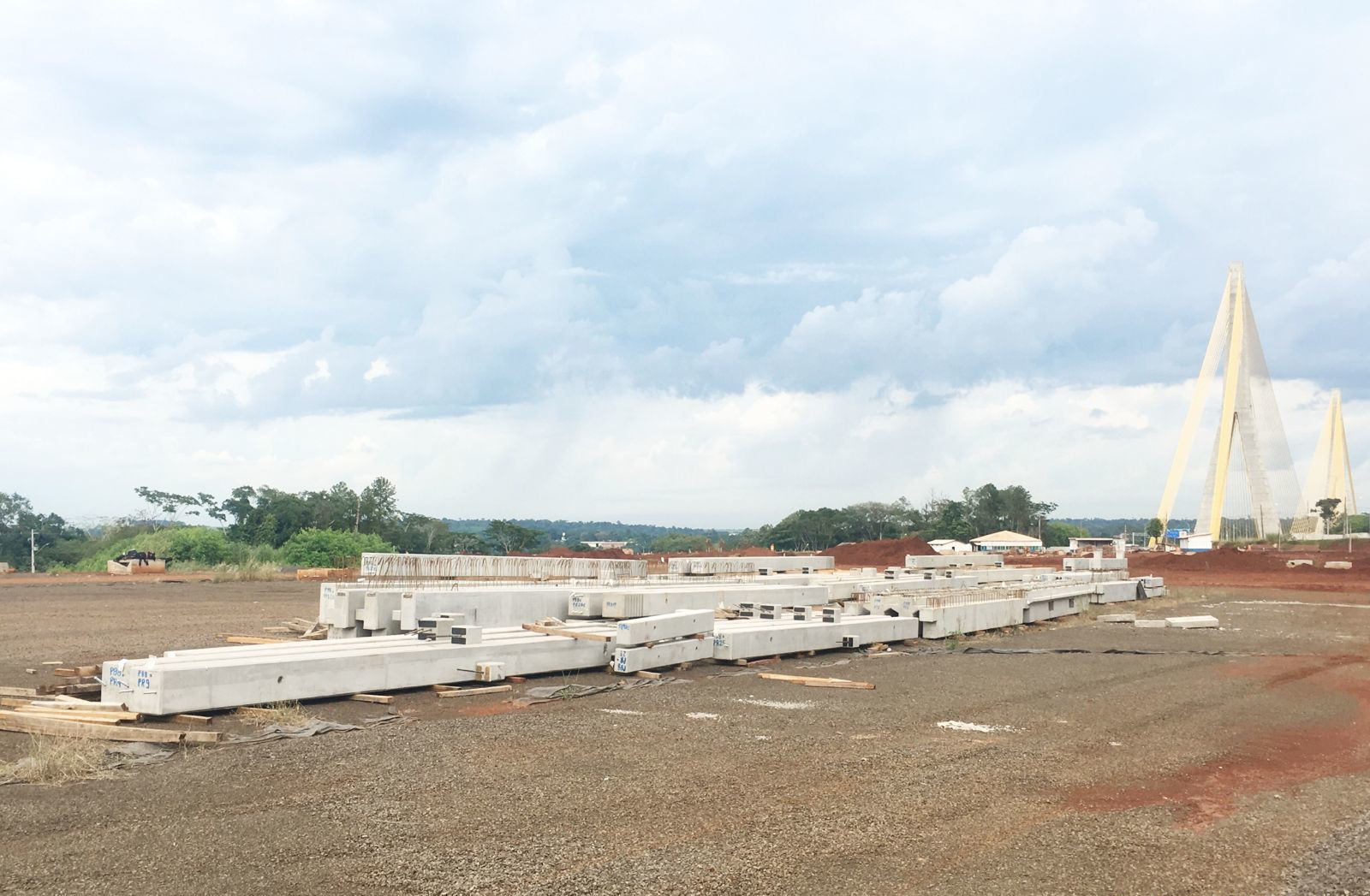 Obras da nova Perimetral Leste de Foz do Iguaçu - pré-moldados na aduana Brasil - Paraguai