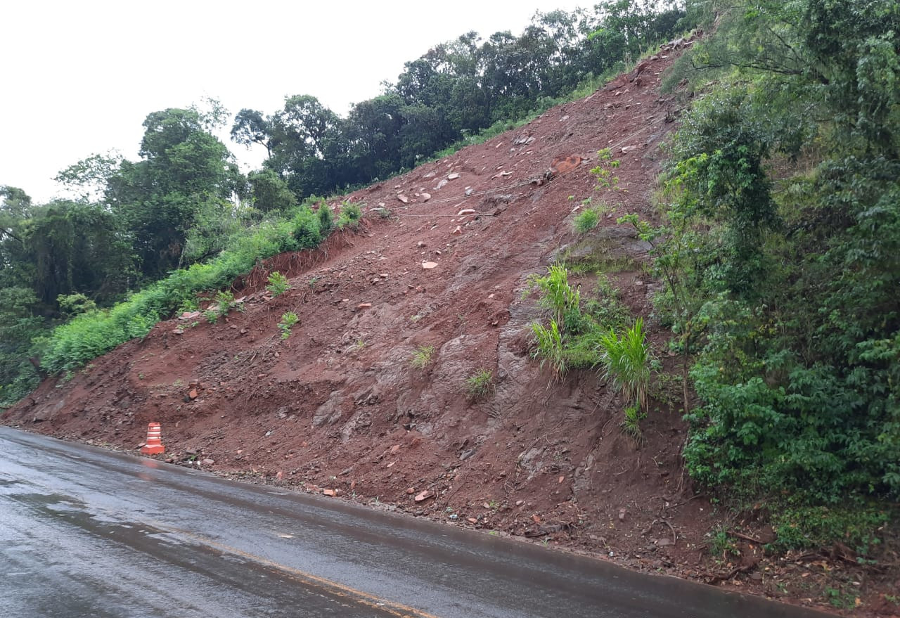 PR-218 entre Realeza e Planalto, escorregamento de terra sobre pista