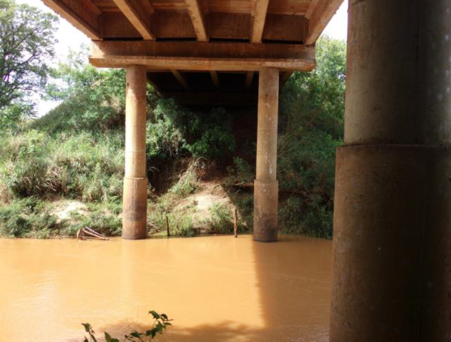 Cabeceira da ponte sobre o ribeirão Bandeirante do Norte