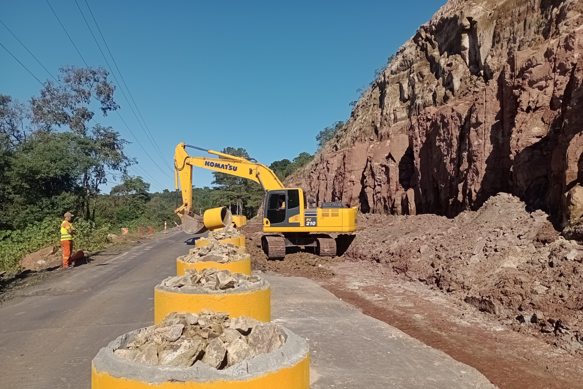 PRC-466 em União da Vitória, trecho de obra de estabilização e contenção de talude