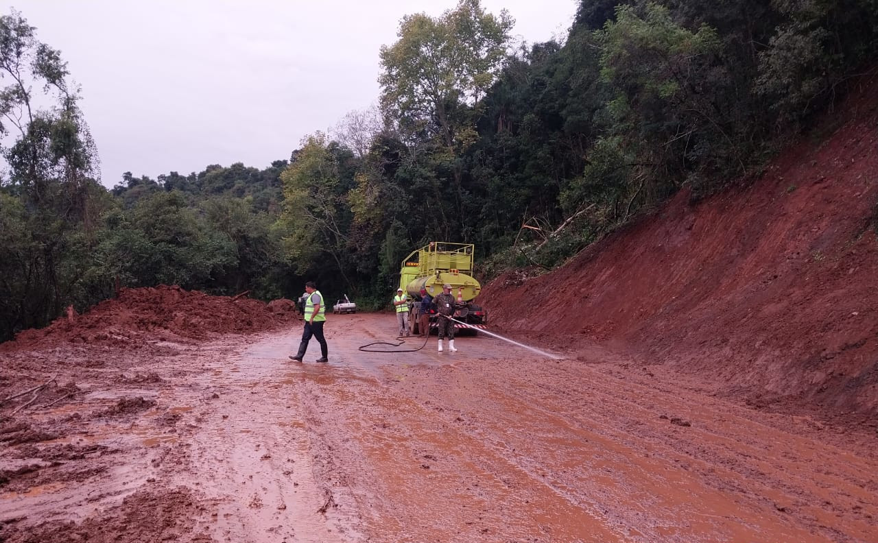 Serviços do DER/PR em rodovias estaduais do Rio Grande do Sul
