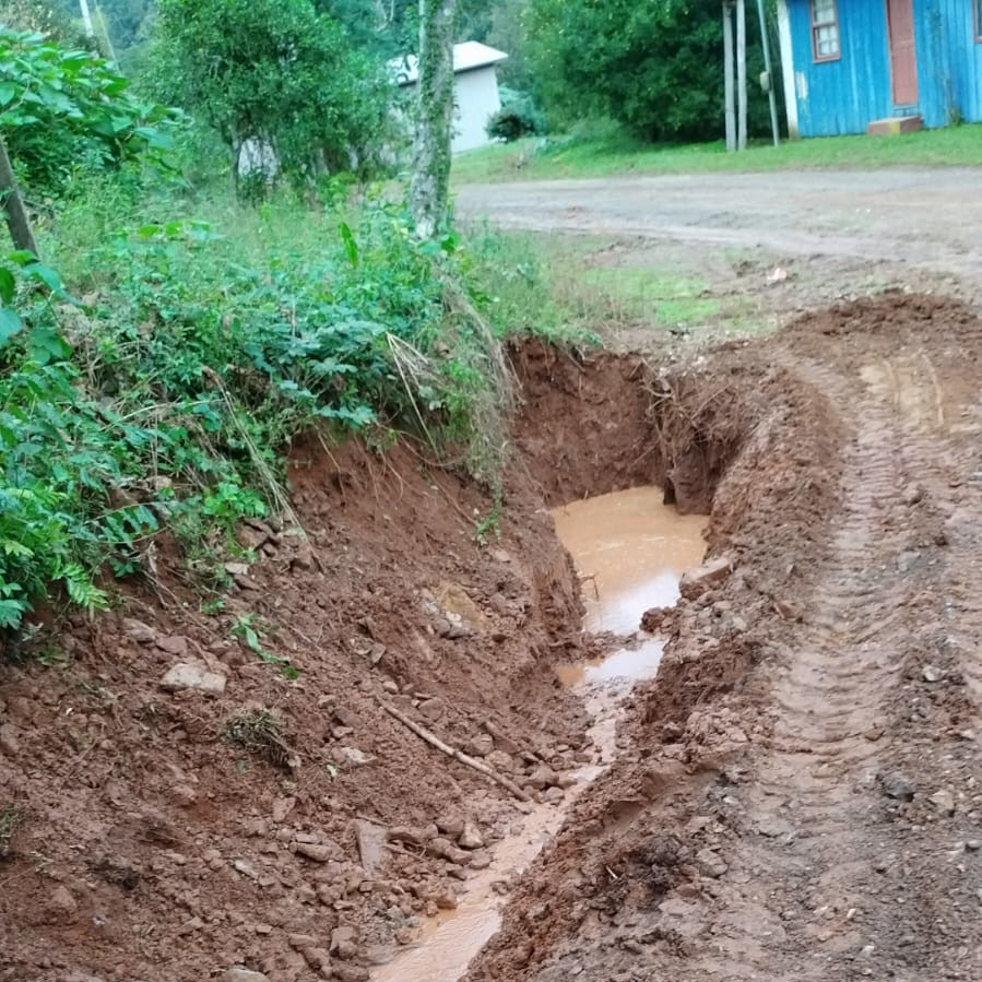 Serviços do DER/PR em rodovias estaduais do Rio Grande do Sul