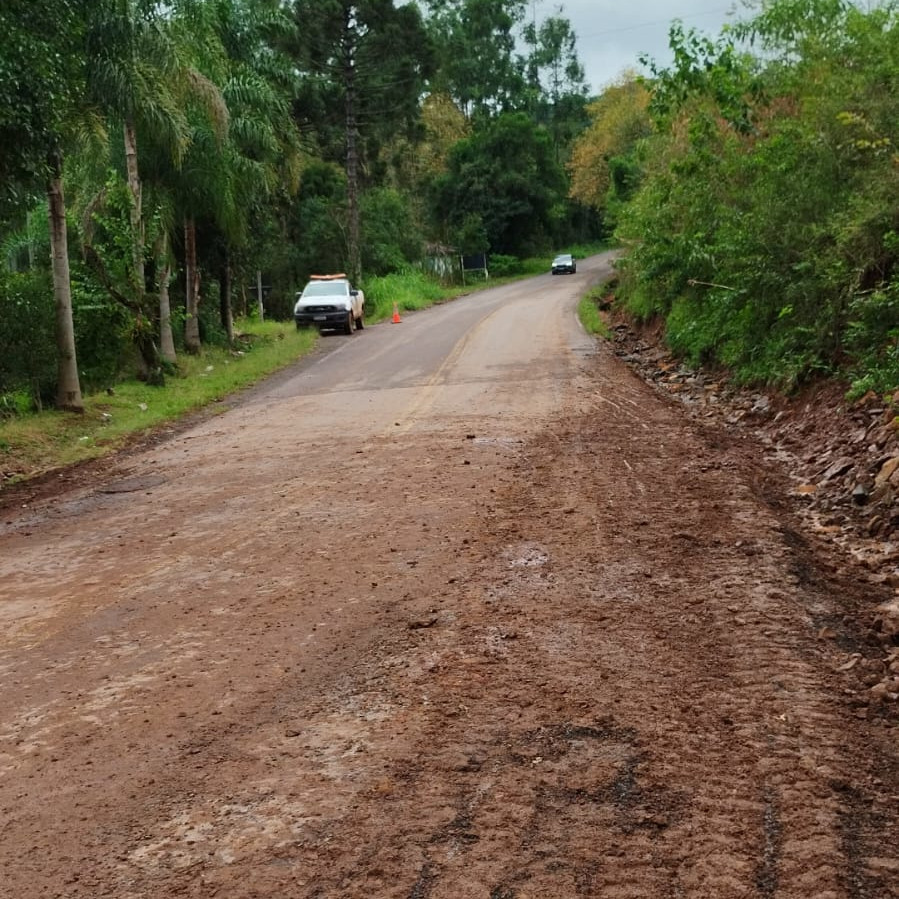 Serviços do DER/PR em rodovias estaduais do Rio Grande do Sul