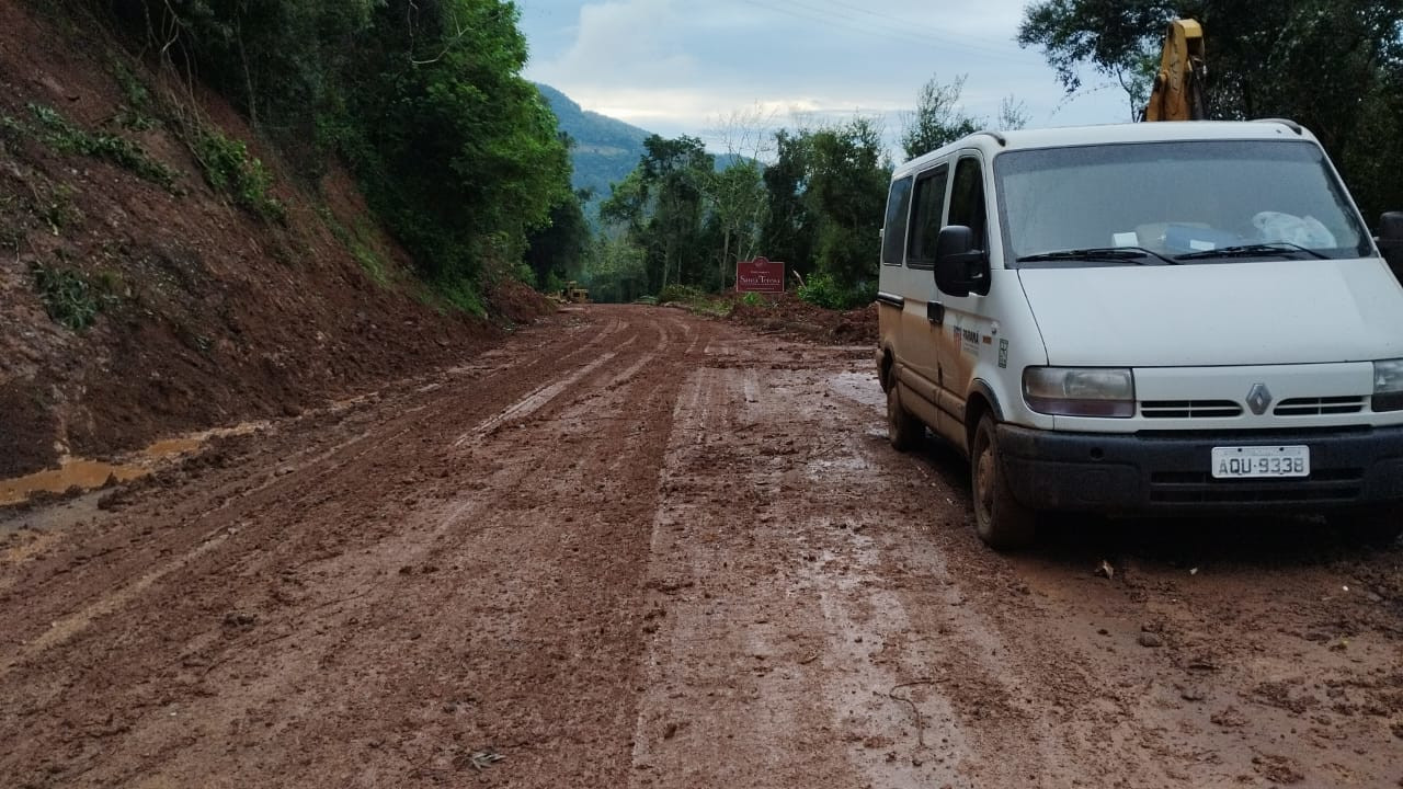 Serviços do DER/PR em rodovias estaduais do Rio Grande do Sul