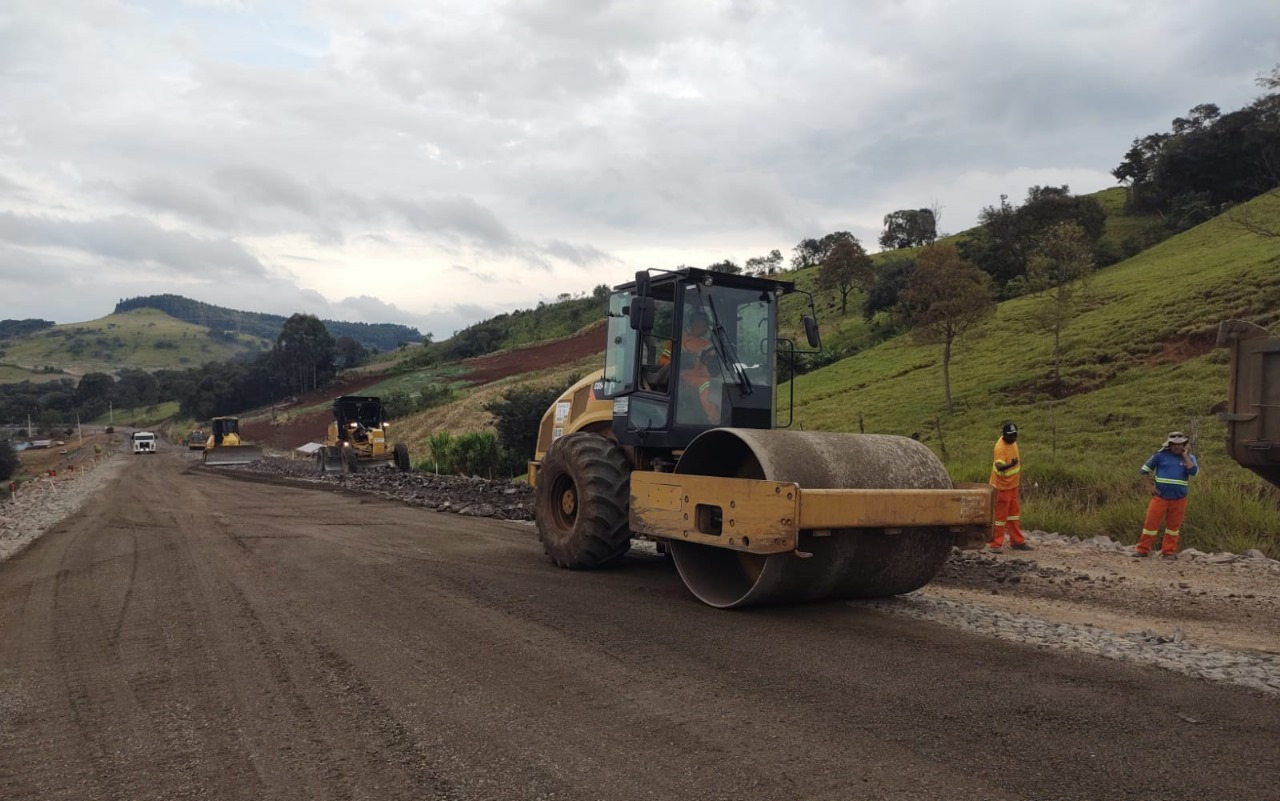 PR-239 obra de pavimentação entre Pitanga e Mato Rico