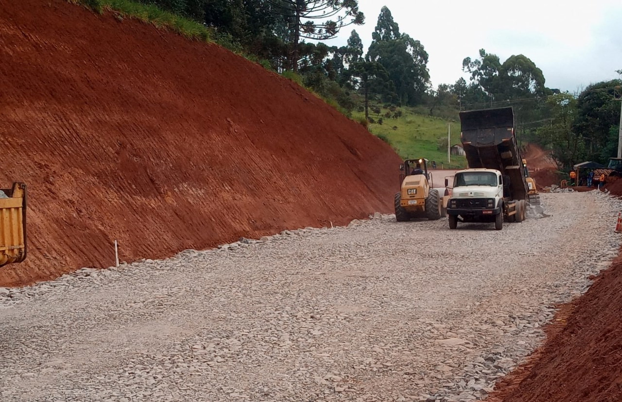 PR-239 obra de pavimentação entre Pitanga e Mato Rico