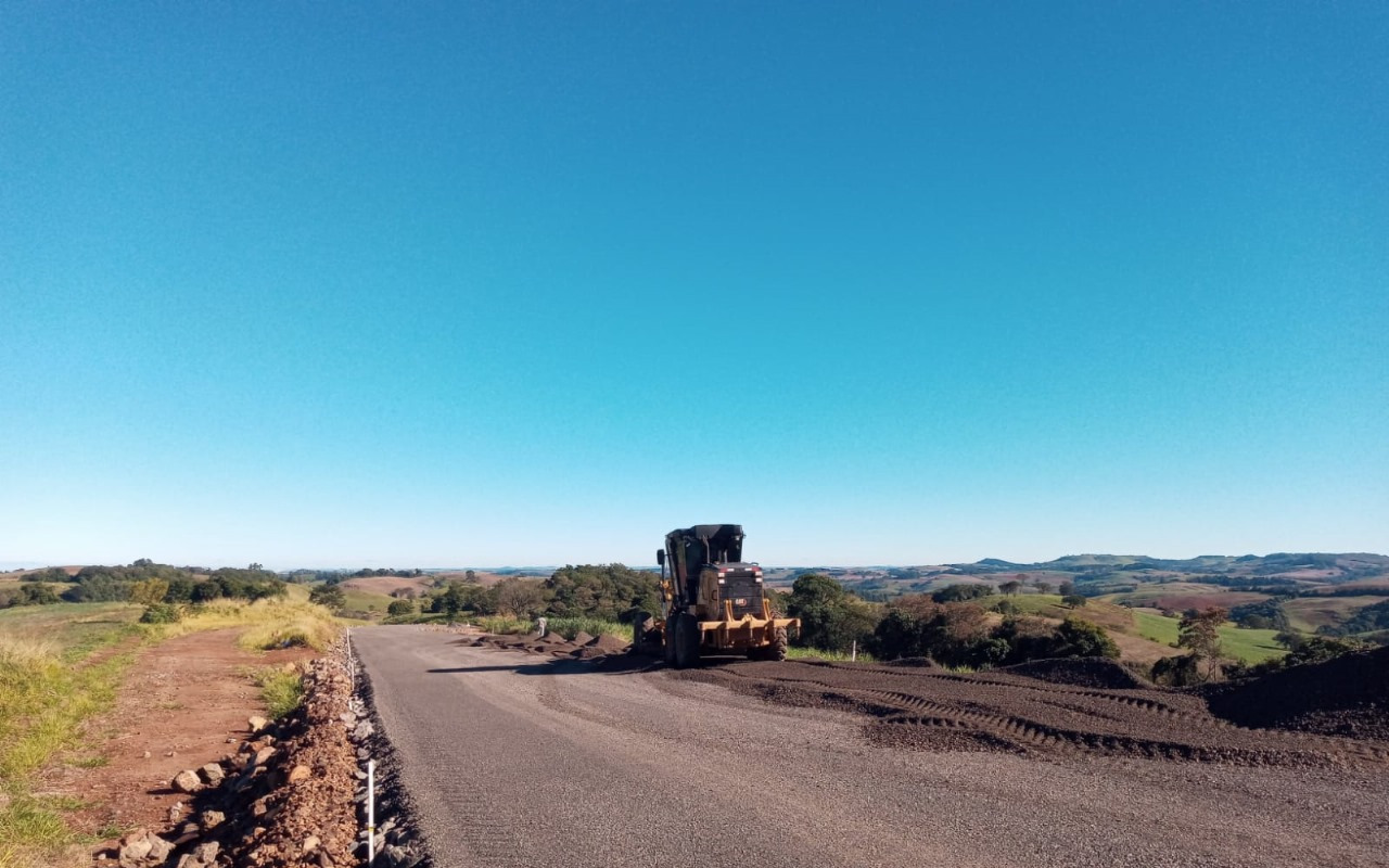 PR-239 obra de pavimentação entre Pitanga e Mato Rico