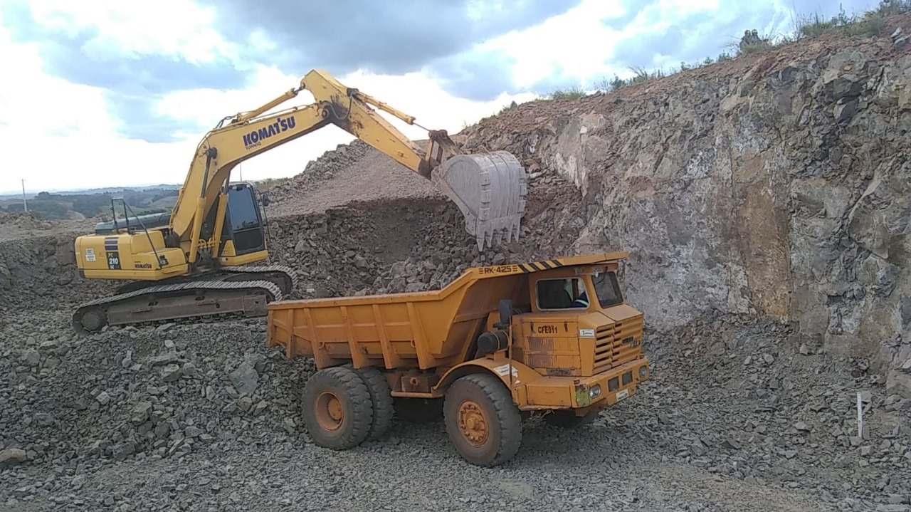 PR-239 obra de pavimentação entre Pitanga e Mato Rico