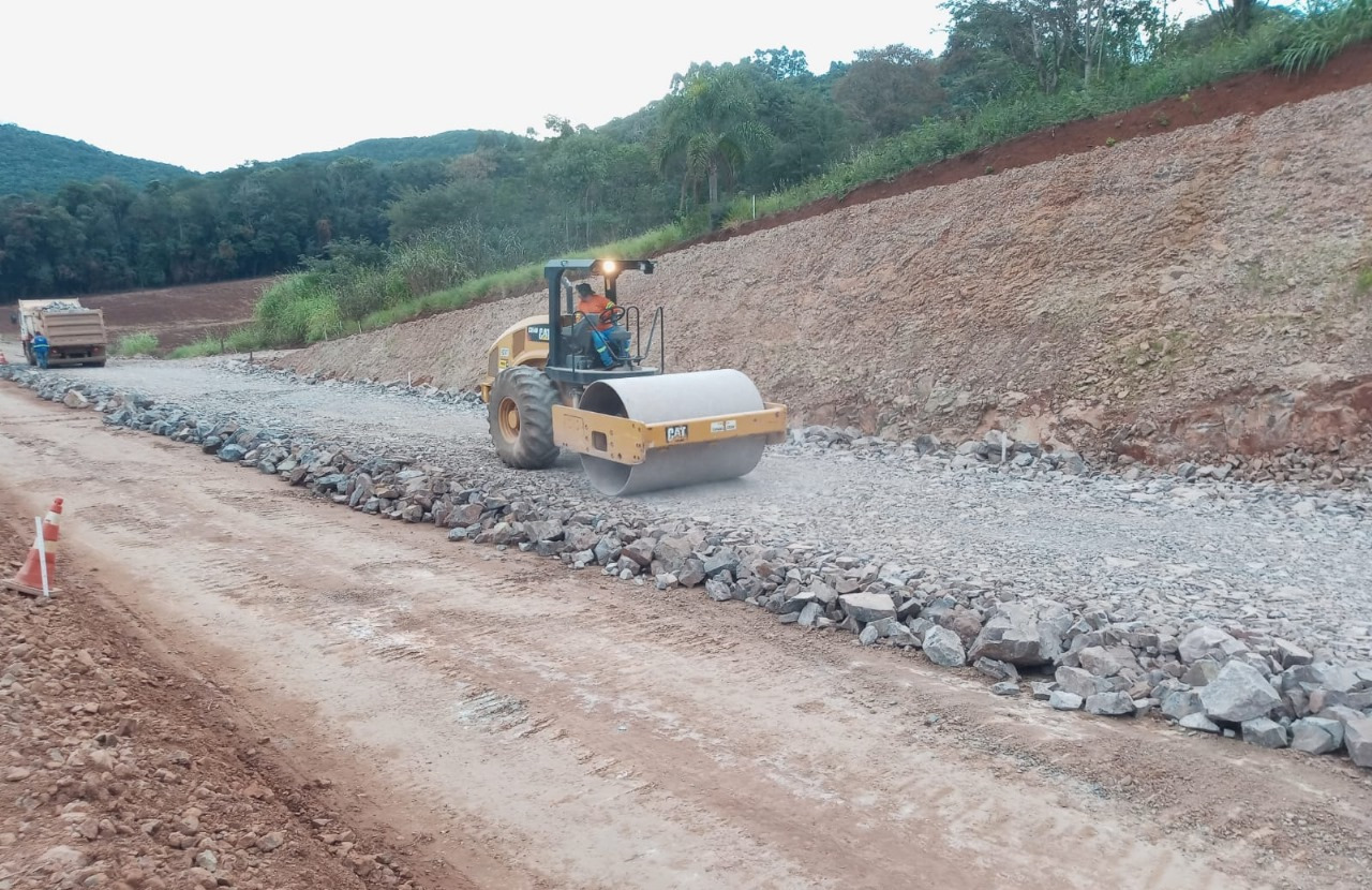 PR-239 obra de pavimentação entre Pitanga e Mato Rico