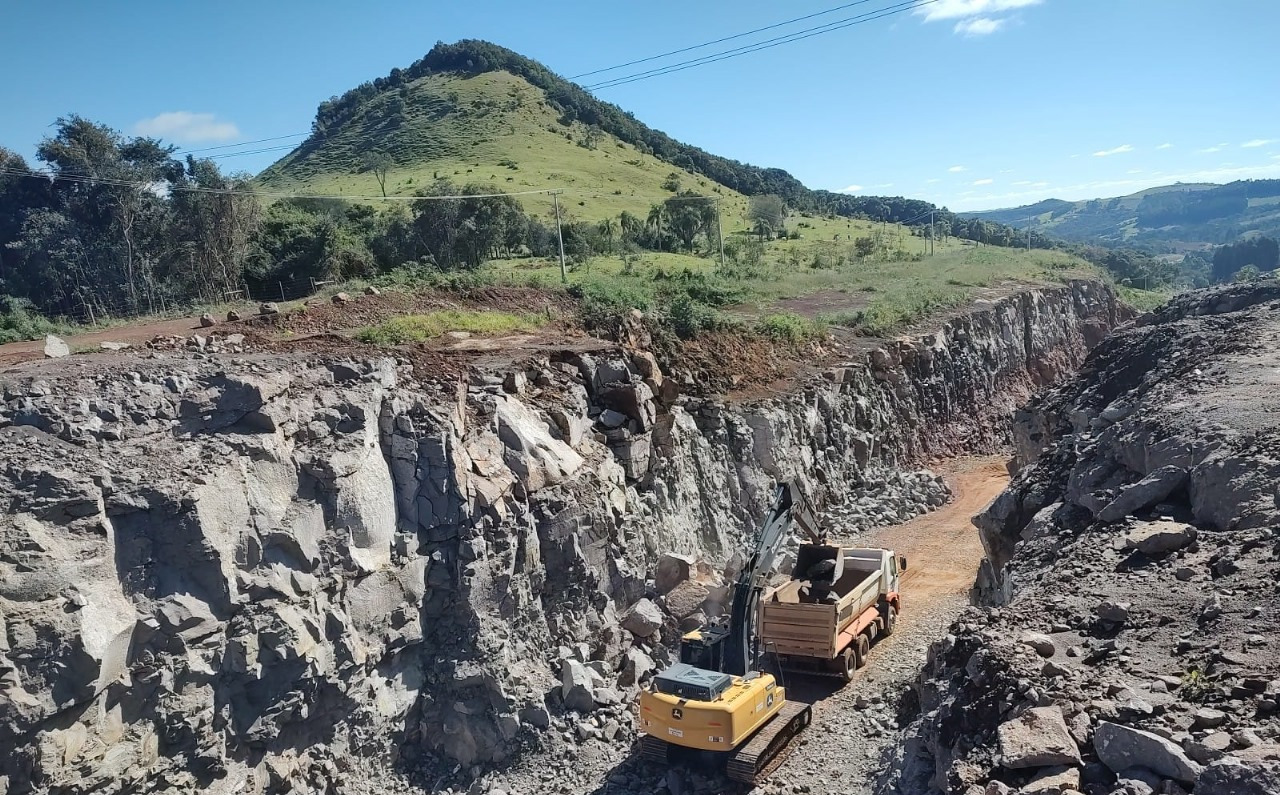 PR-239 obra de pavimentação entre Pitanga e Mato Rico