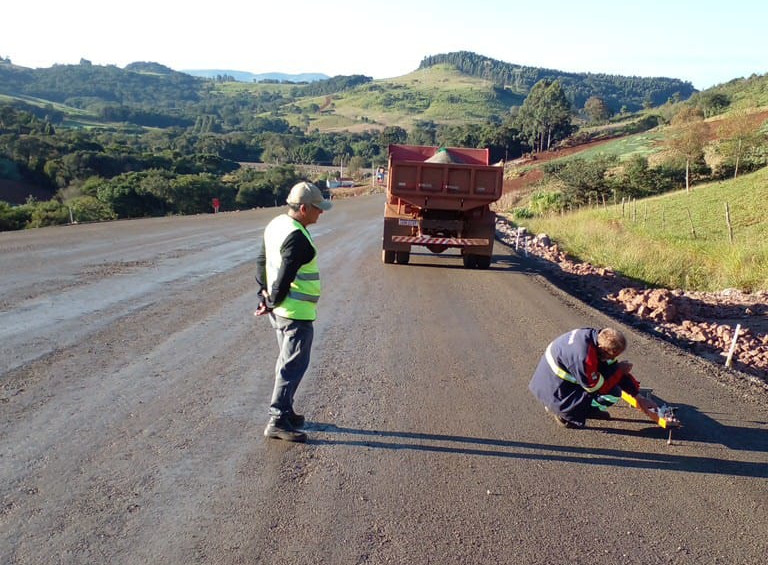 PR-239 obra de pavimentação entre Pitanga e Mato Rico