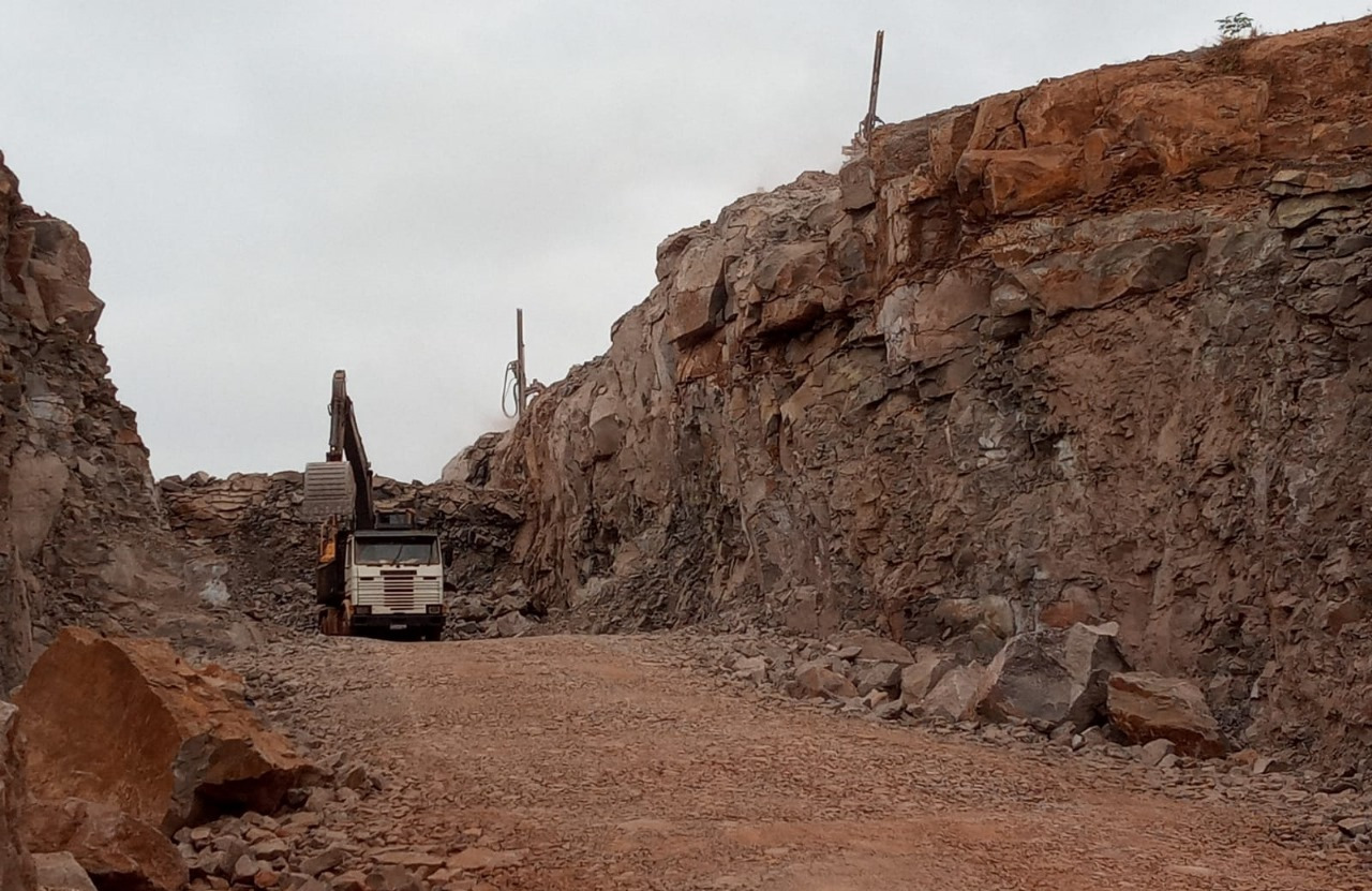 PR-239 obra de pavimentação entre Pitanga e Mato Rico