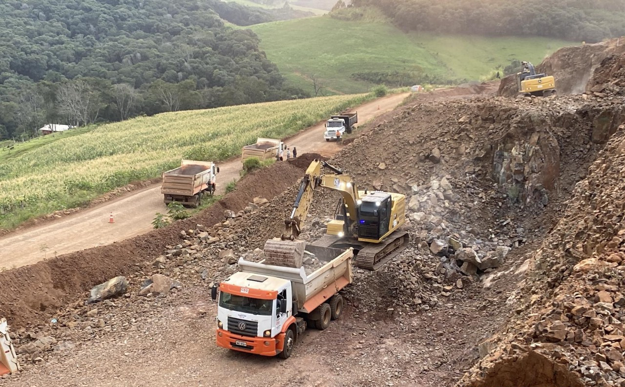 PR-239 obra de pavimentação entre Pitanga e Mato Rico
