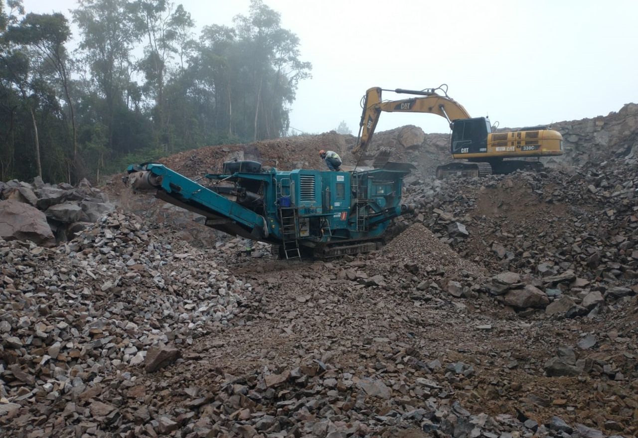 PR-239 obra de pavimentação entre Pitanga e Mato Rico