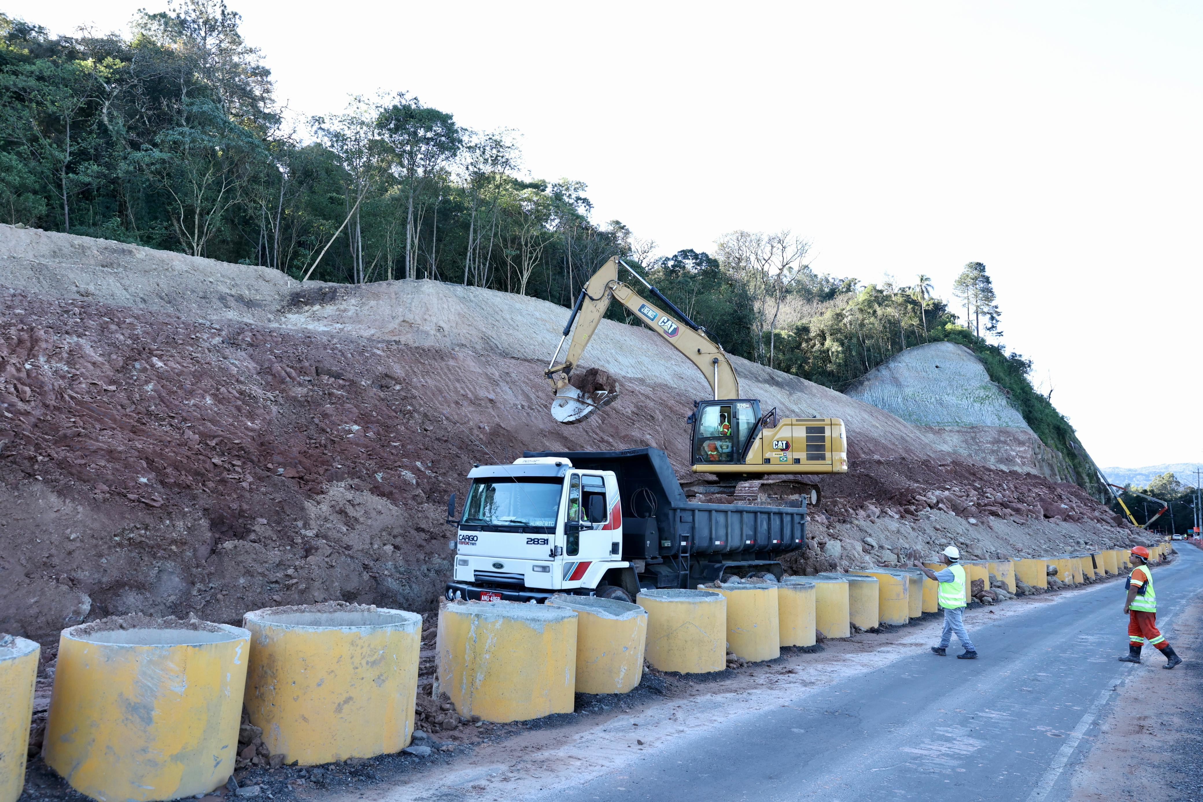 Serviços de contenção de taludes na PRC-466 em União da Vitória