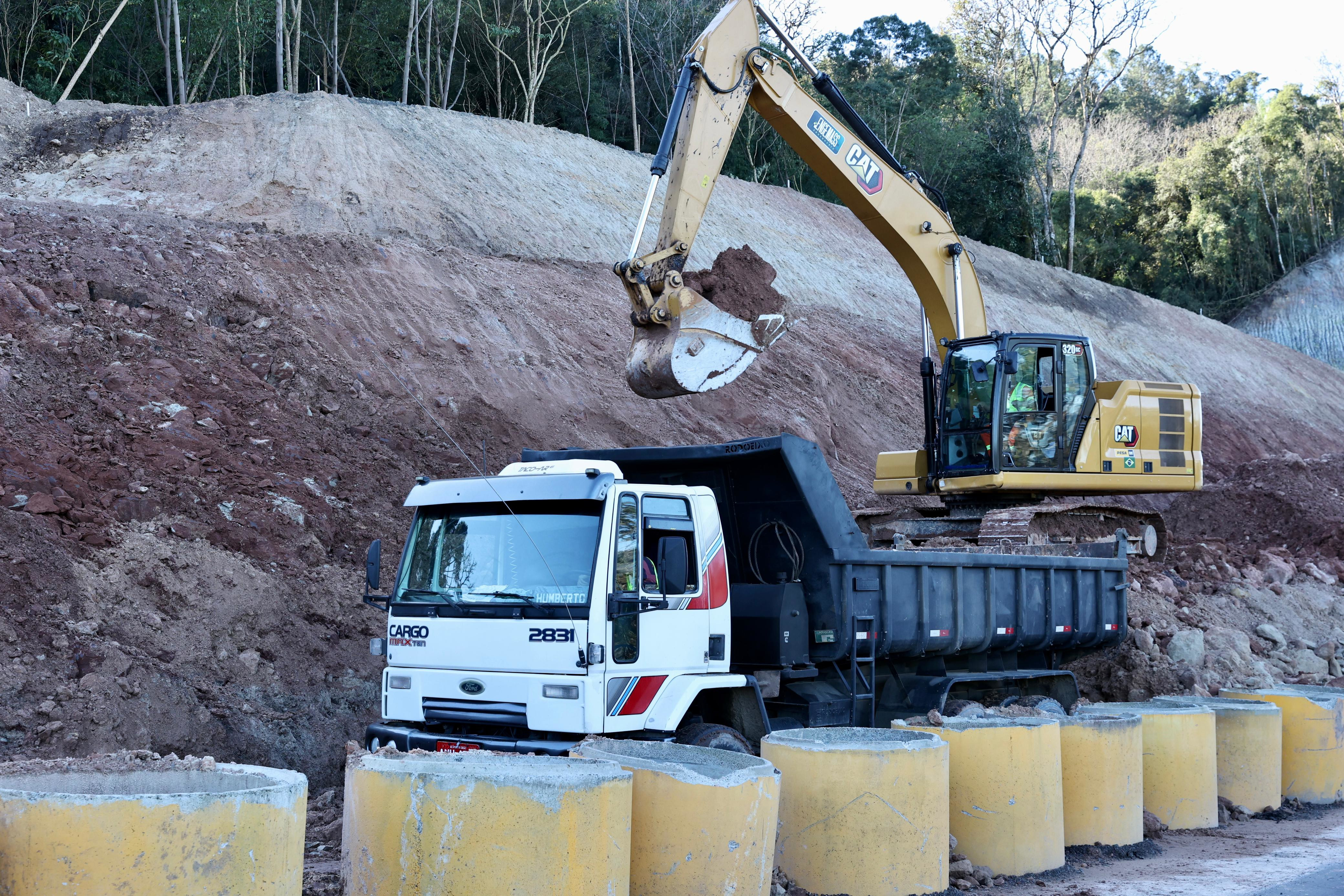 Serviços de contenção de taludes na PRC-466 em União da Vitória