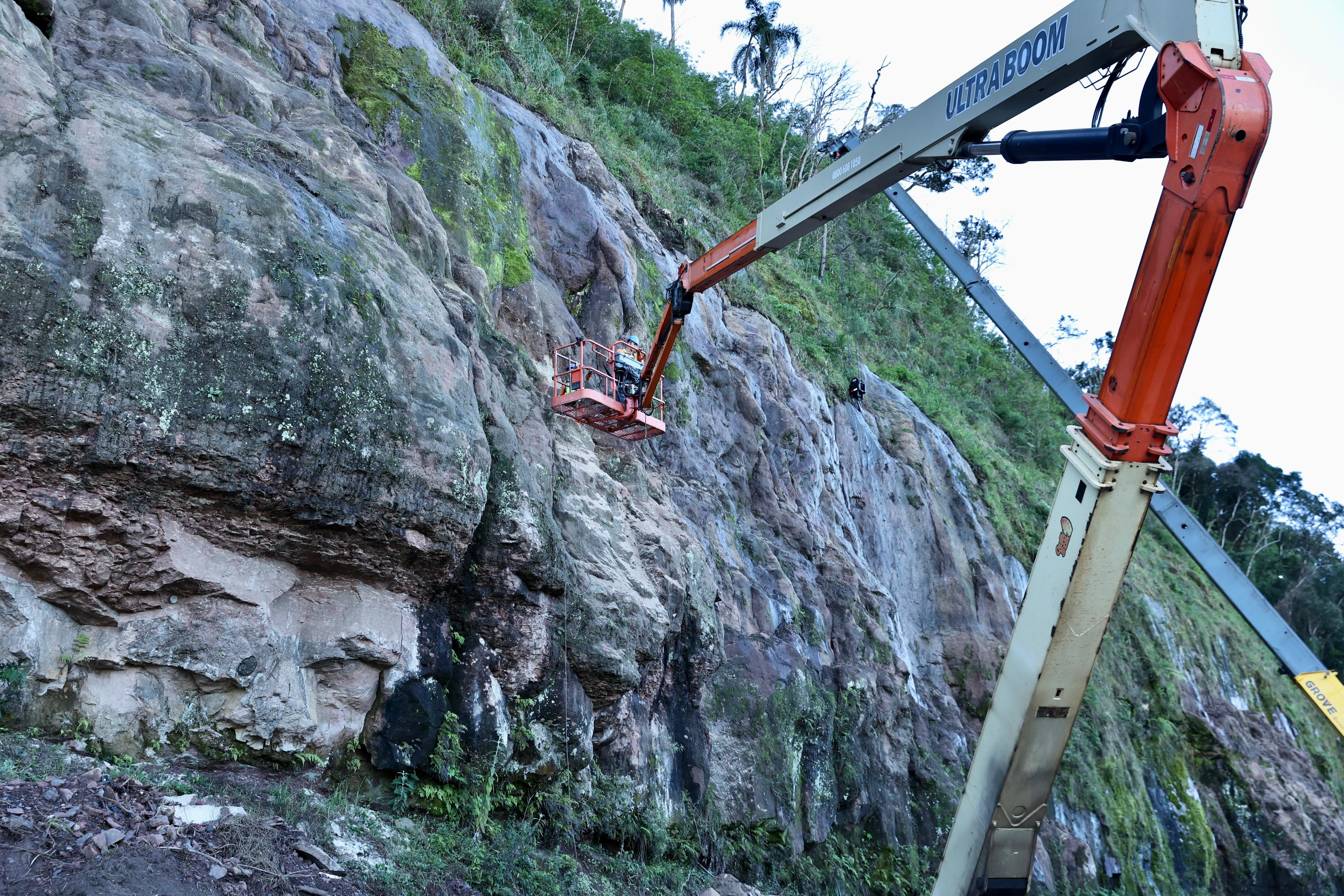 Serviços de contenção de taludes na PRC-466 em União da Vitória