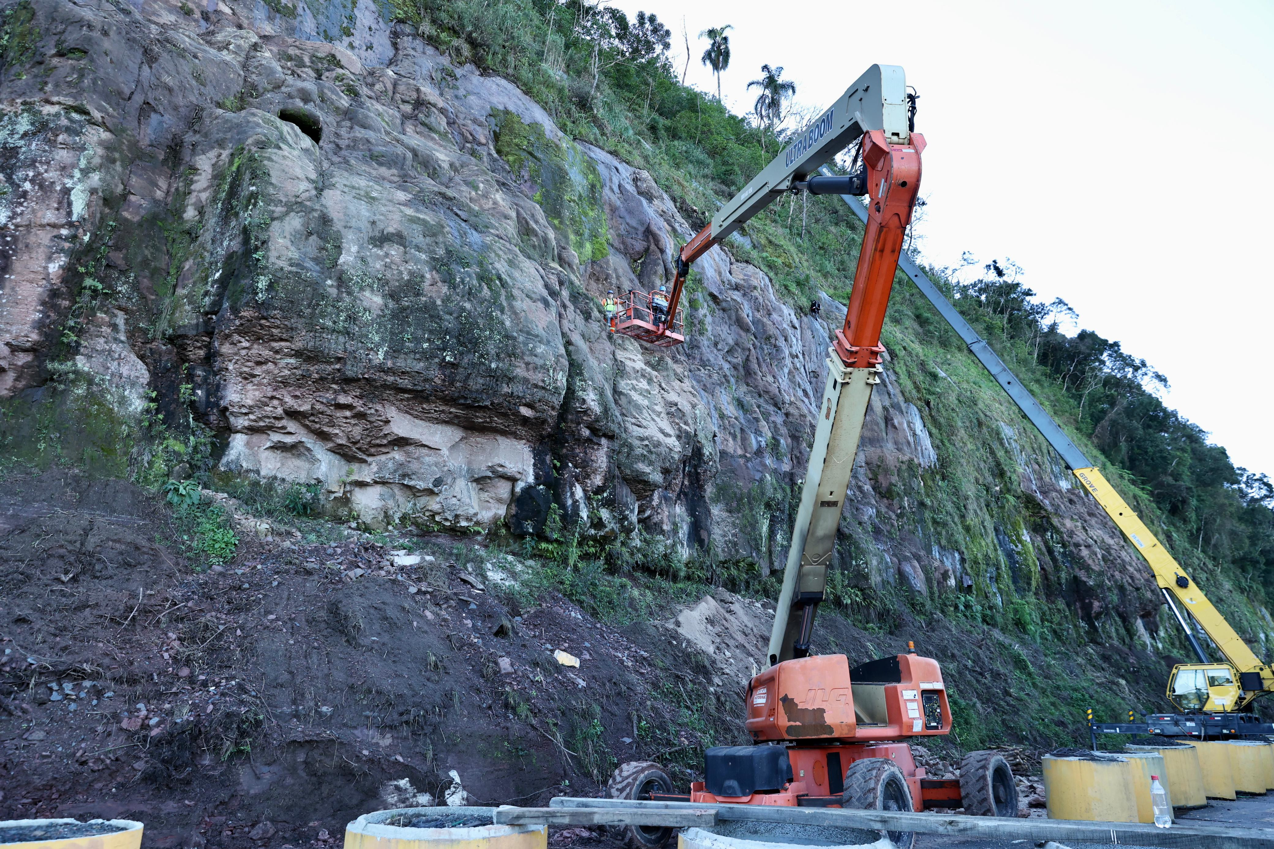 Serviços de contenção de taludes na PRC-466 em União da Vitória